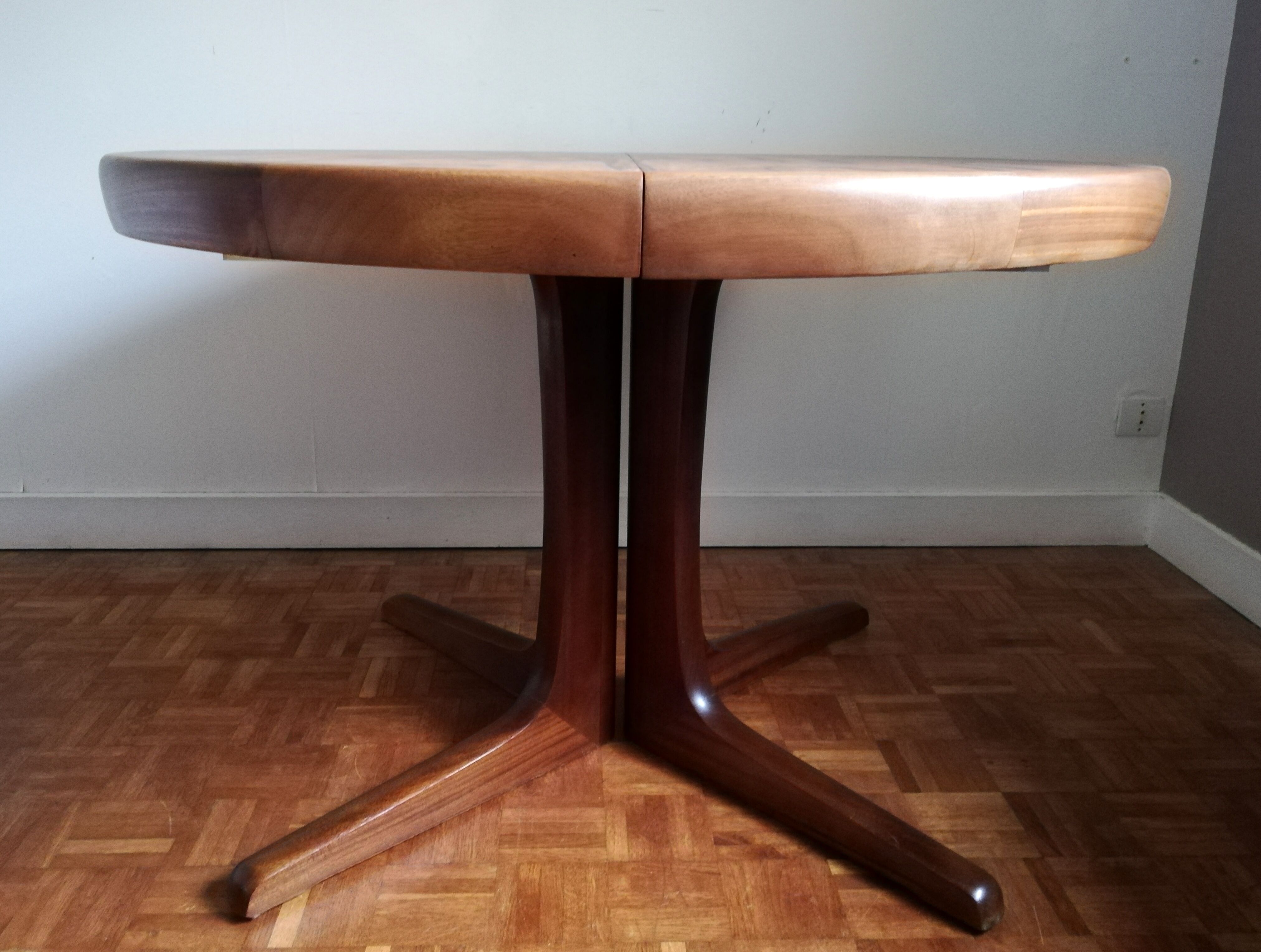 Central-footed rosewood round table