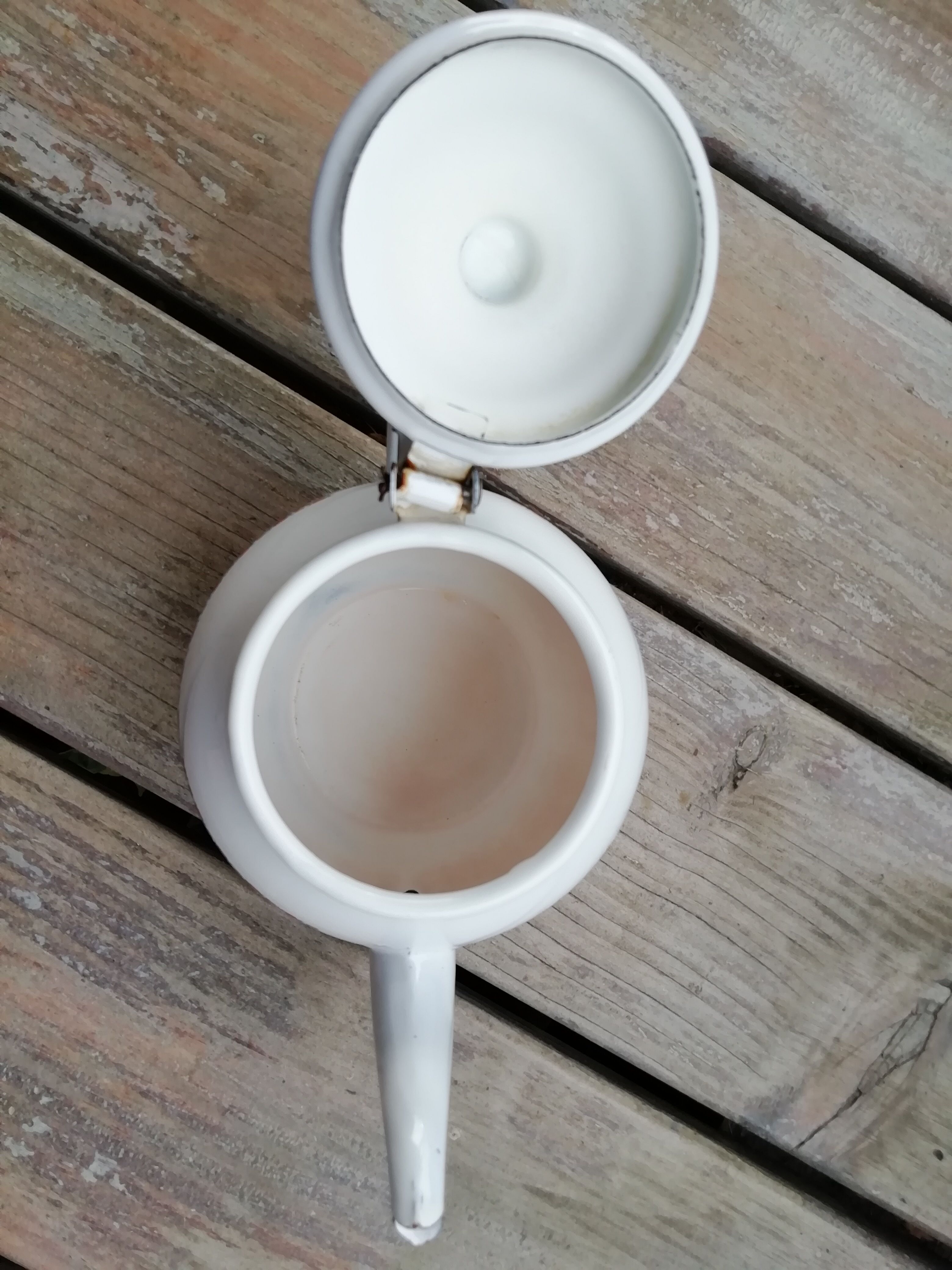 Enamelled sheet metal teapot