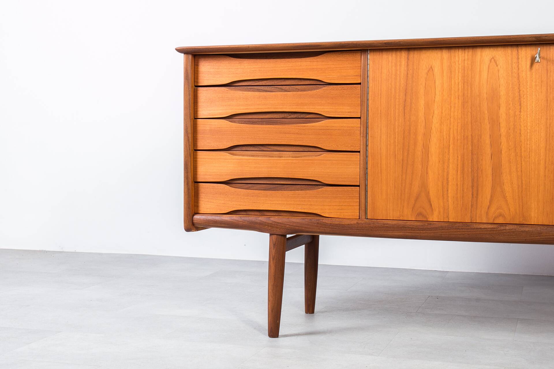 Buffet en teck du milieu du siècle par Brødrene Sørheim, Norvège, années 1960
