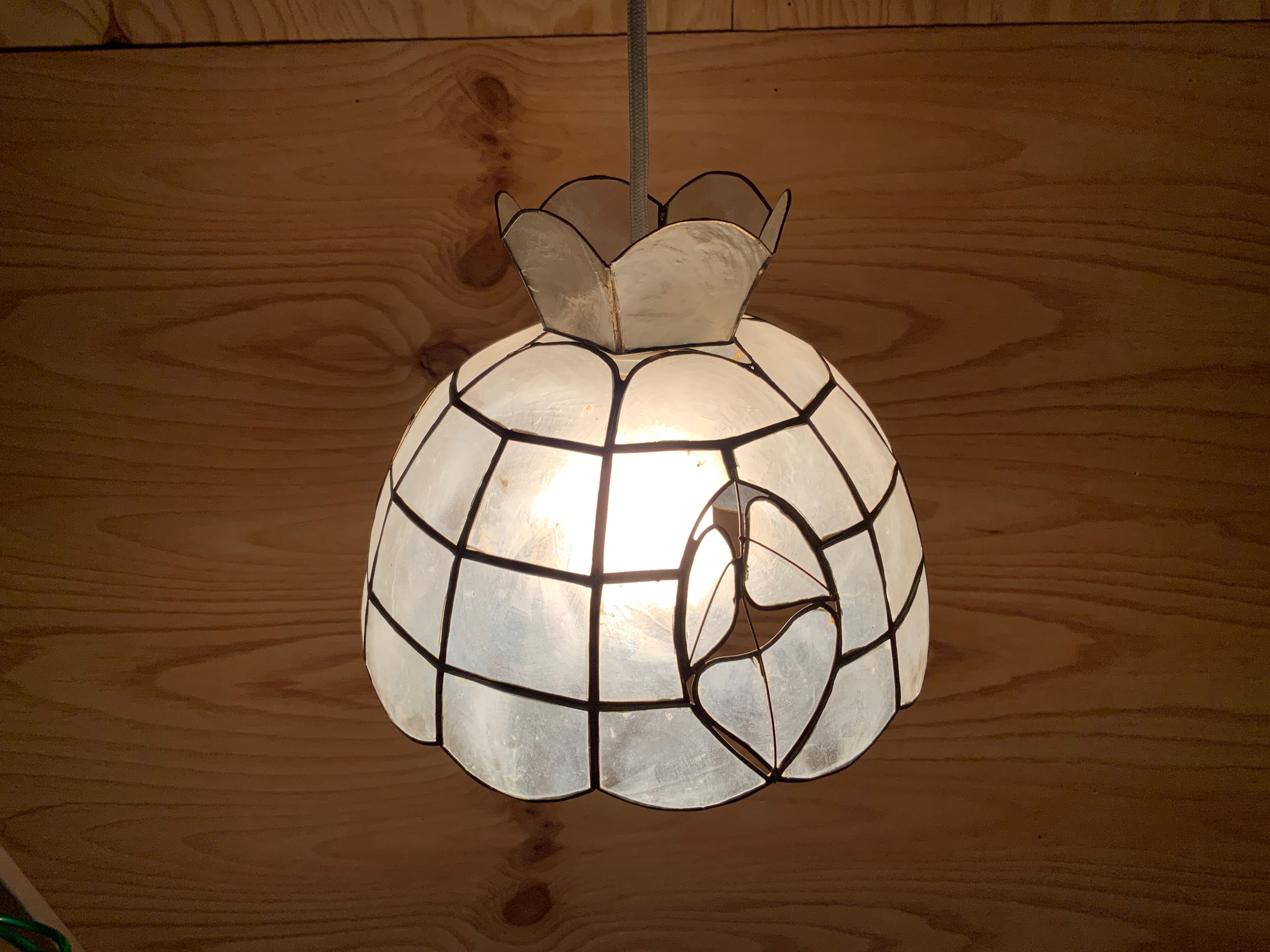 Mother-of-pearl and brass suspension