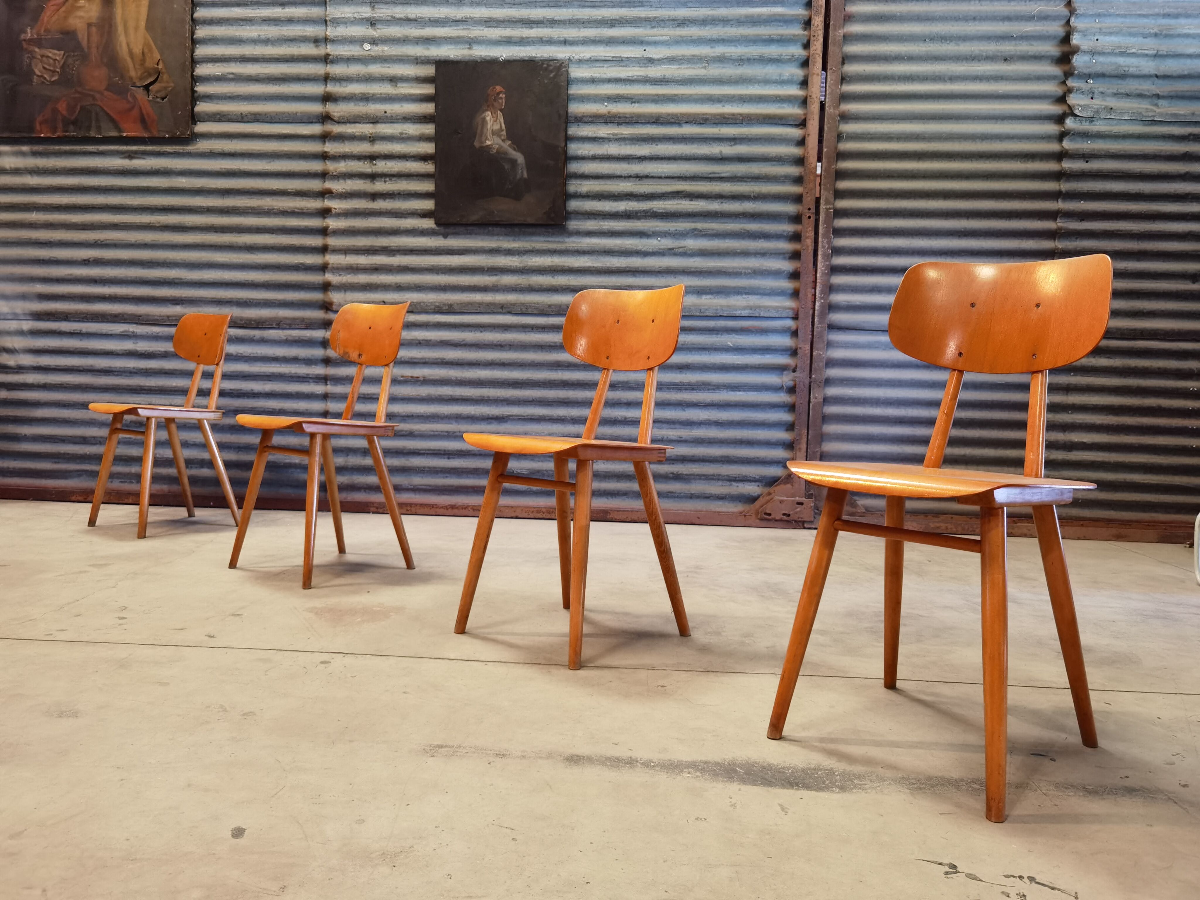 Set de 4 chaises éditée par ton 1960