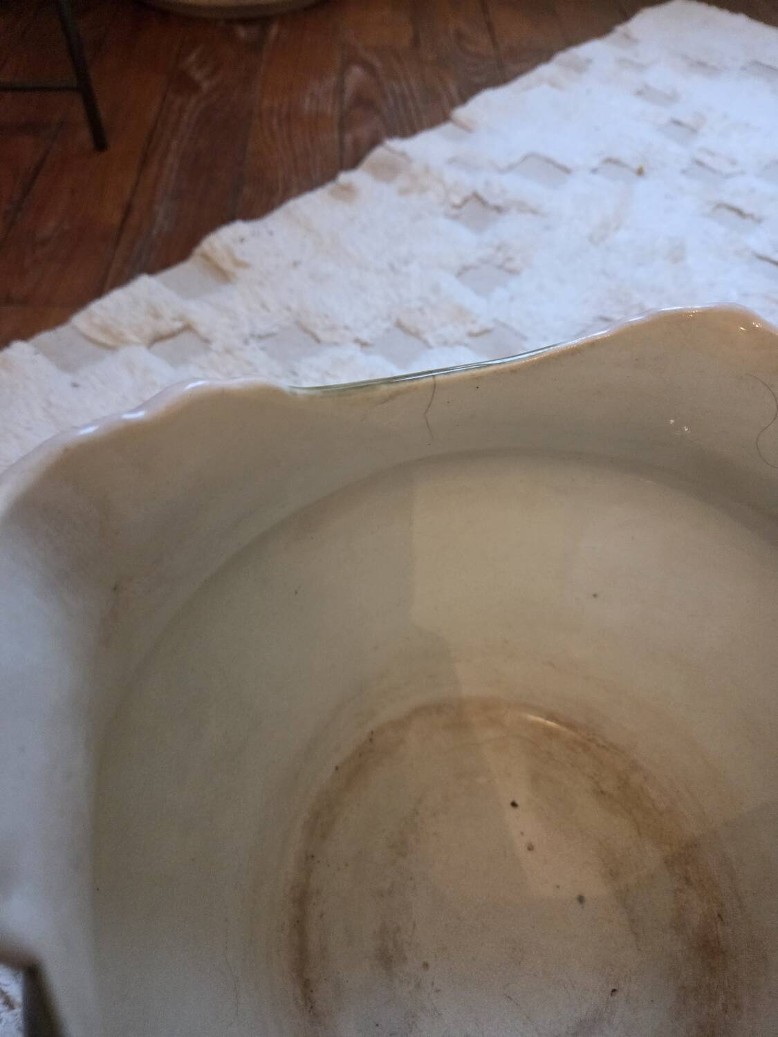 Jardinière in slipware signed by Gustave de Bruyn.