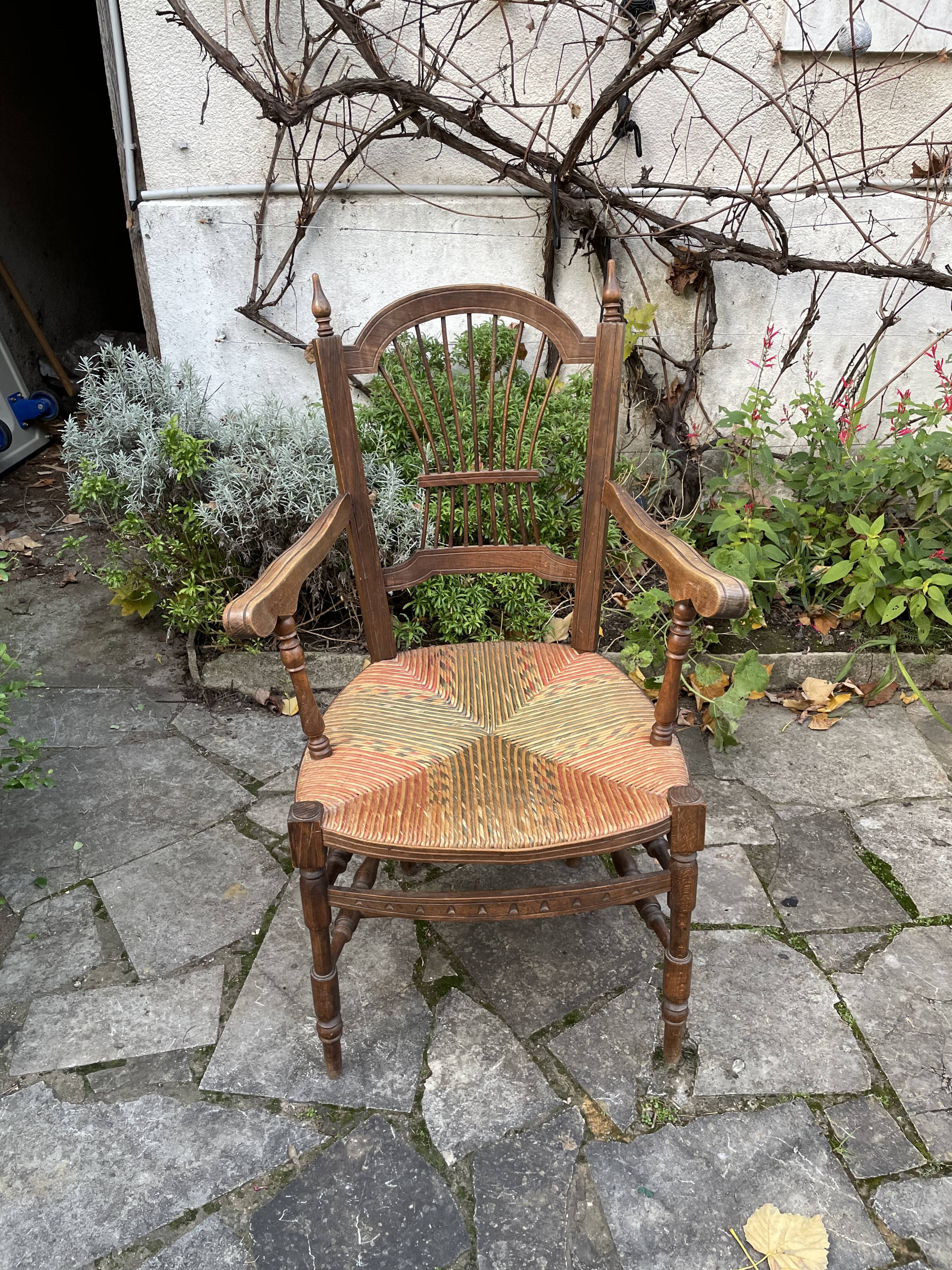 Mulched wooden armchair