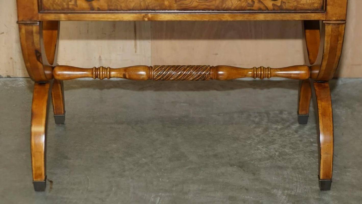 Paire de buffets vintage néoclassique en bois de ronce de chêne