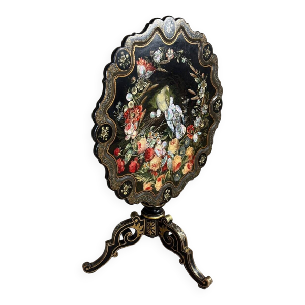 Guéridon Napoléon III, plateau basculant en bois noirci, décor burgauté de fleurs et d’oiseaux