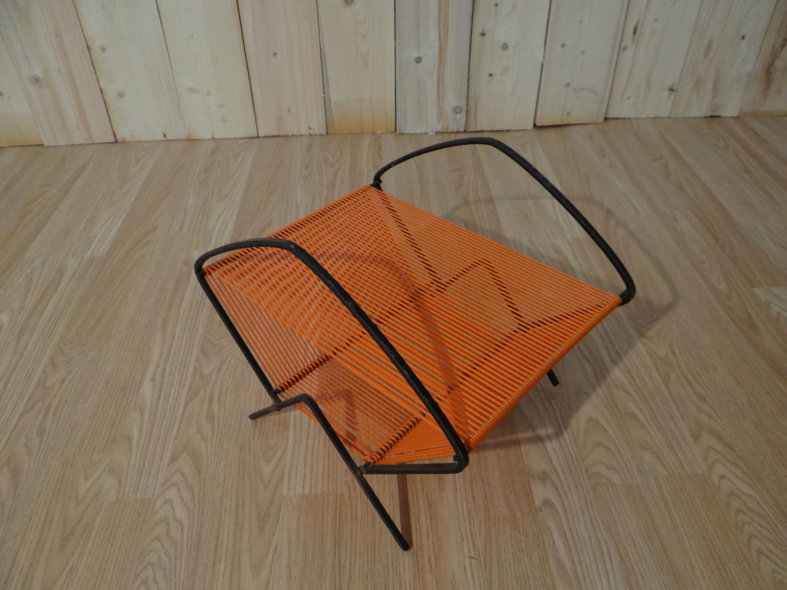 Vinyl door in orange scoubidou