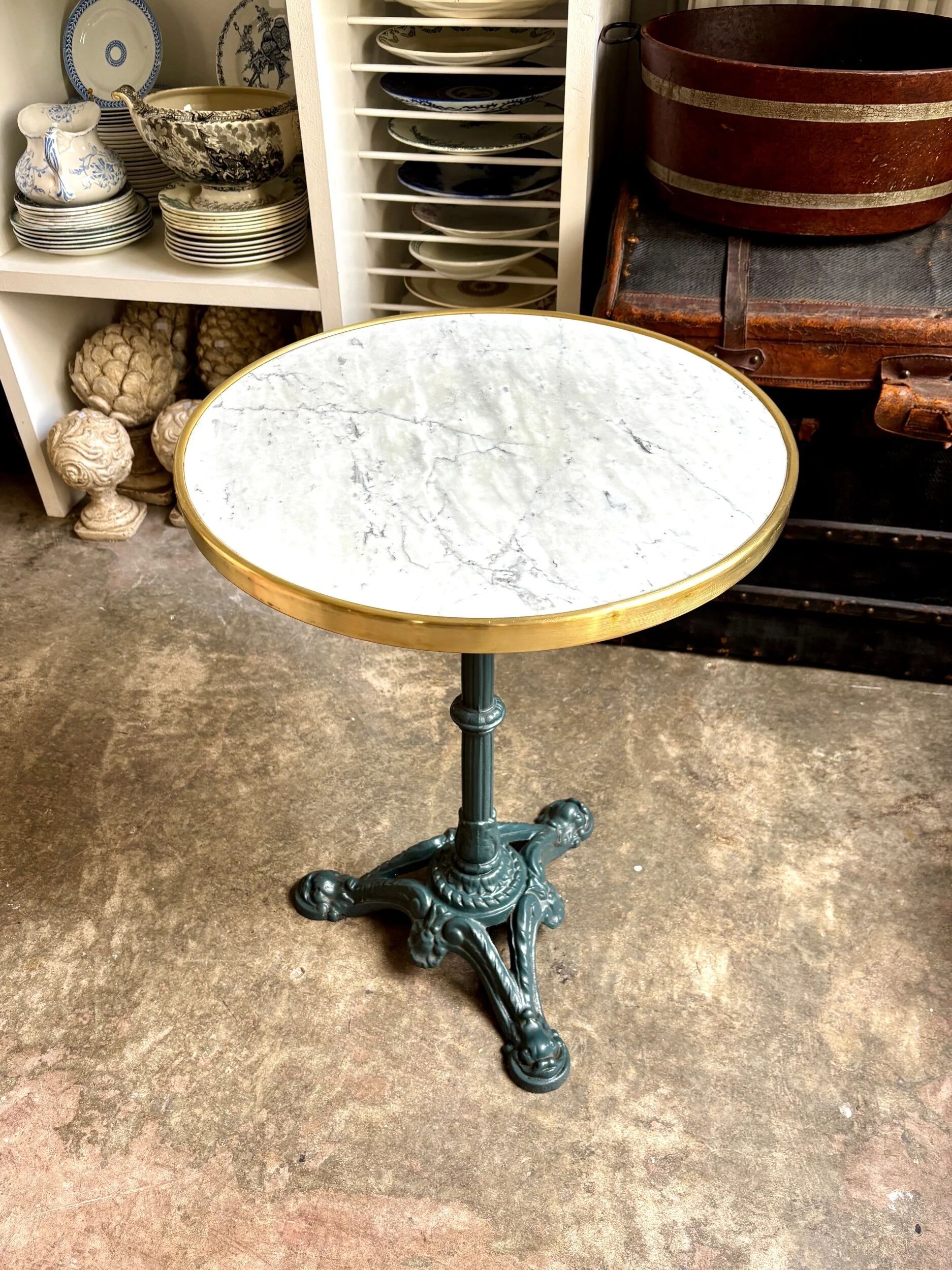 Bistro table in marble and green cast iron ⌀ 50.5 cm