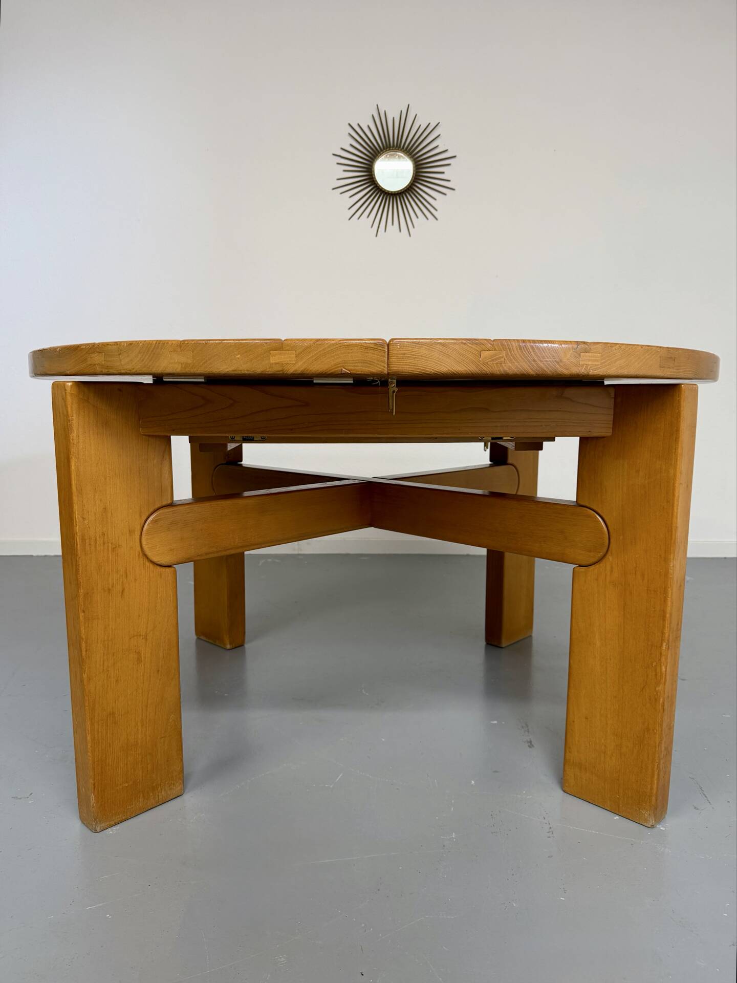 Extendable round table Maison Regain in solid elm, 1970s design.