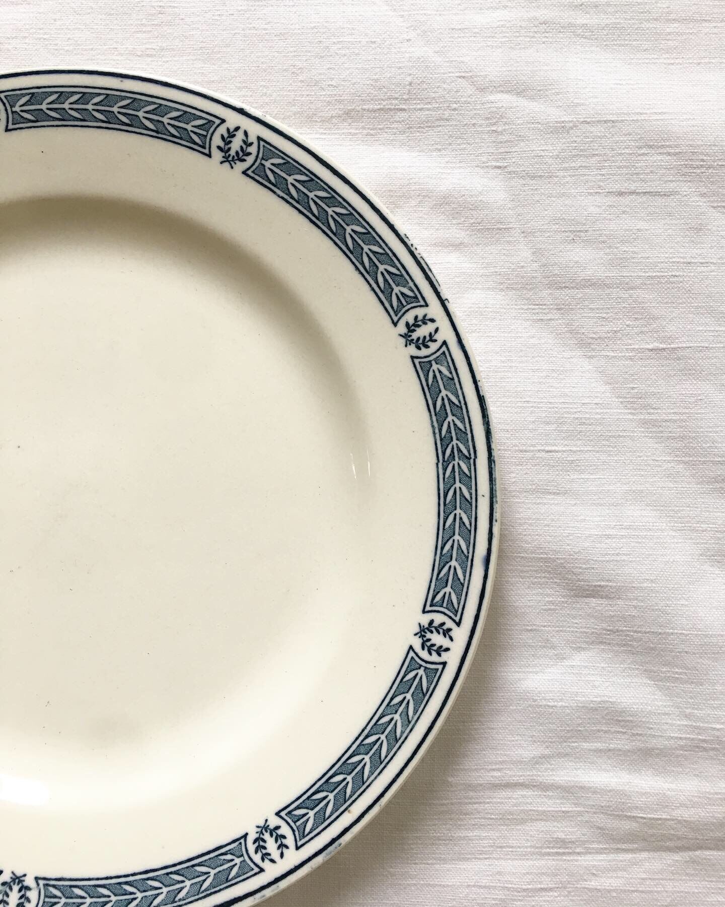 6 flat plates Terre de Fer mismatched