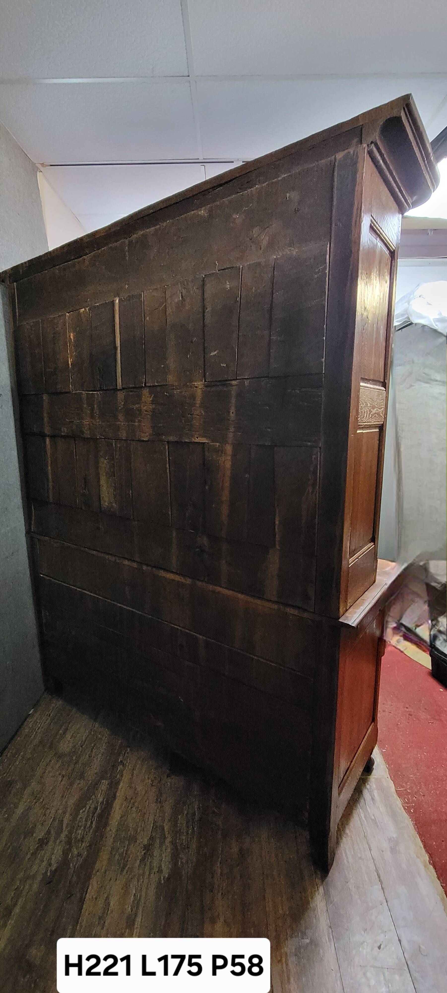 Important buffet deux corps époque Louis XV en chêne massif