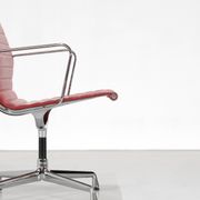 Fauteuil " EA 108 " en cuir rouge, conçu par Charles Ray Eames pour Vitra,