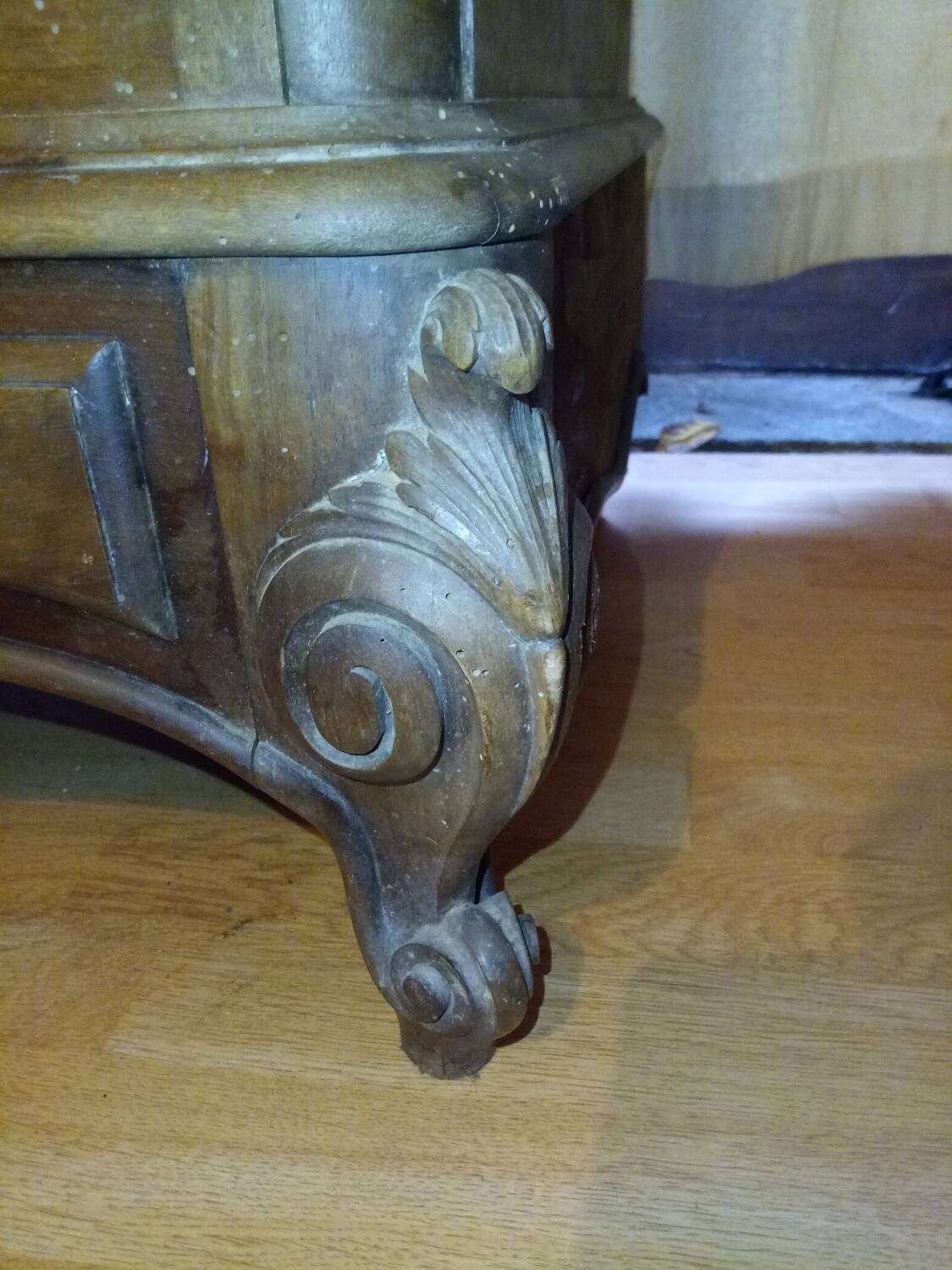 Rocaille style chest of drawers