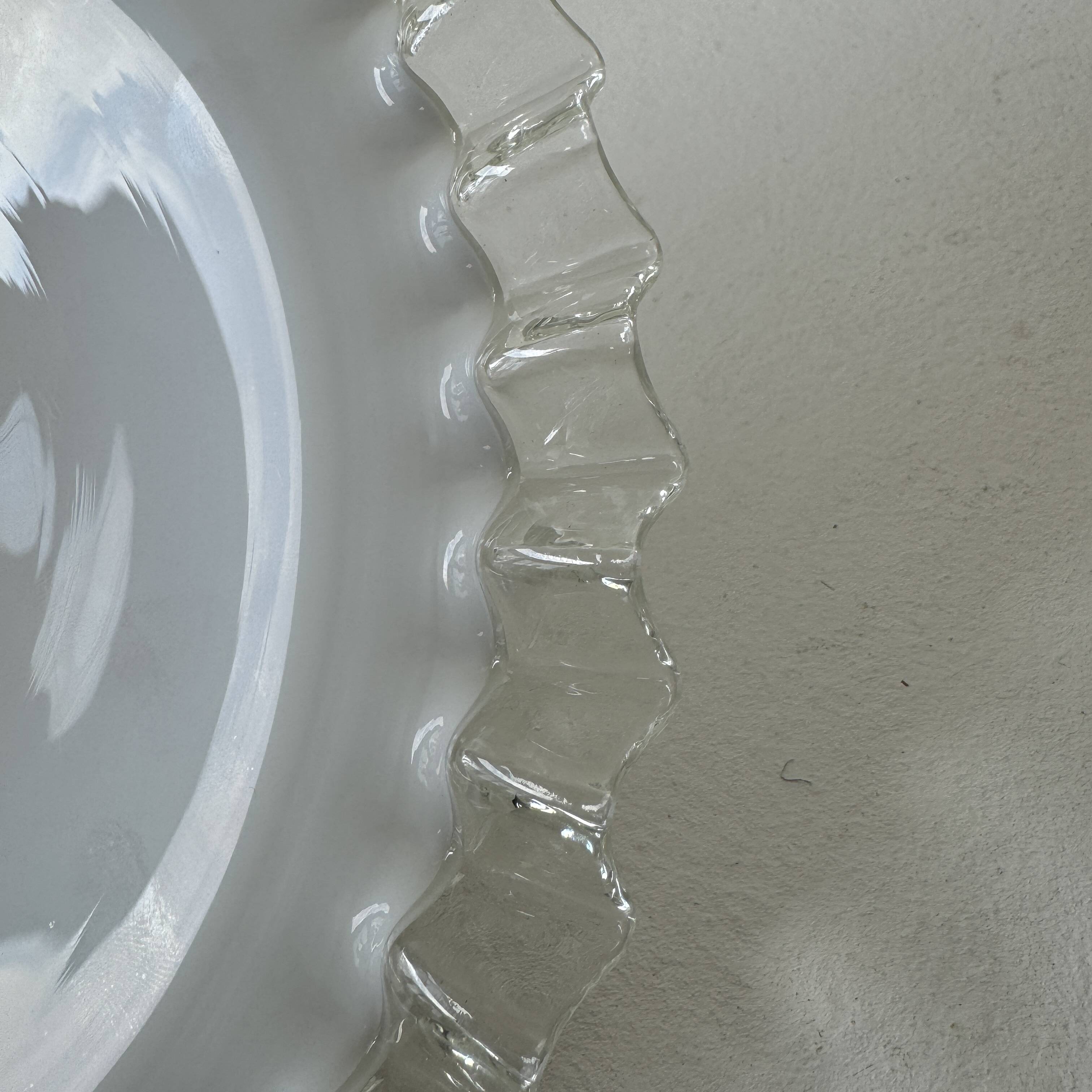 Vintage 25 cm opaline notched suspension