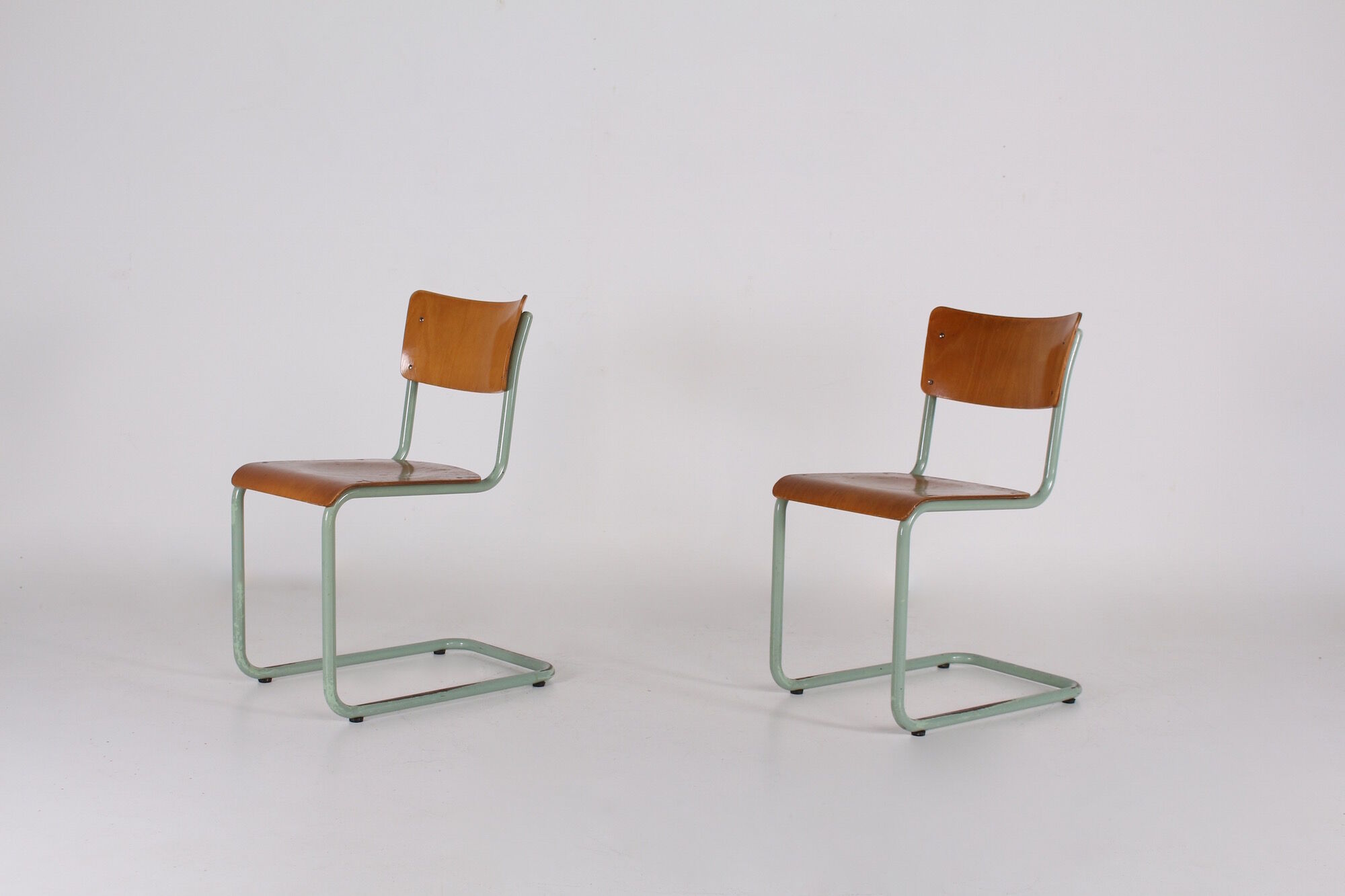 2 chairs style Bauhaus