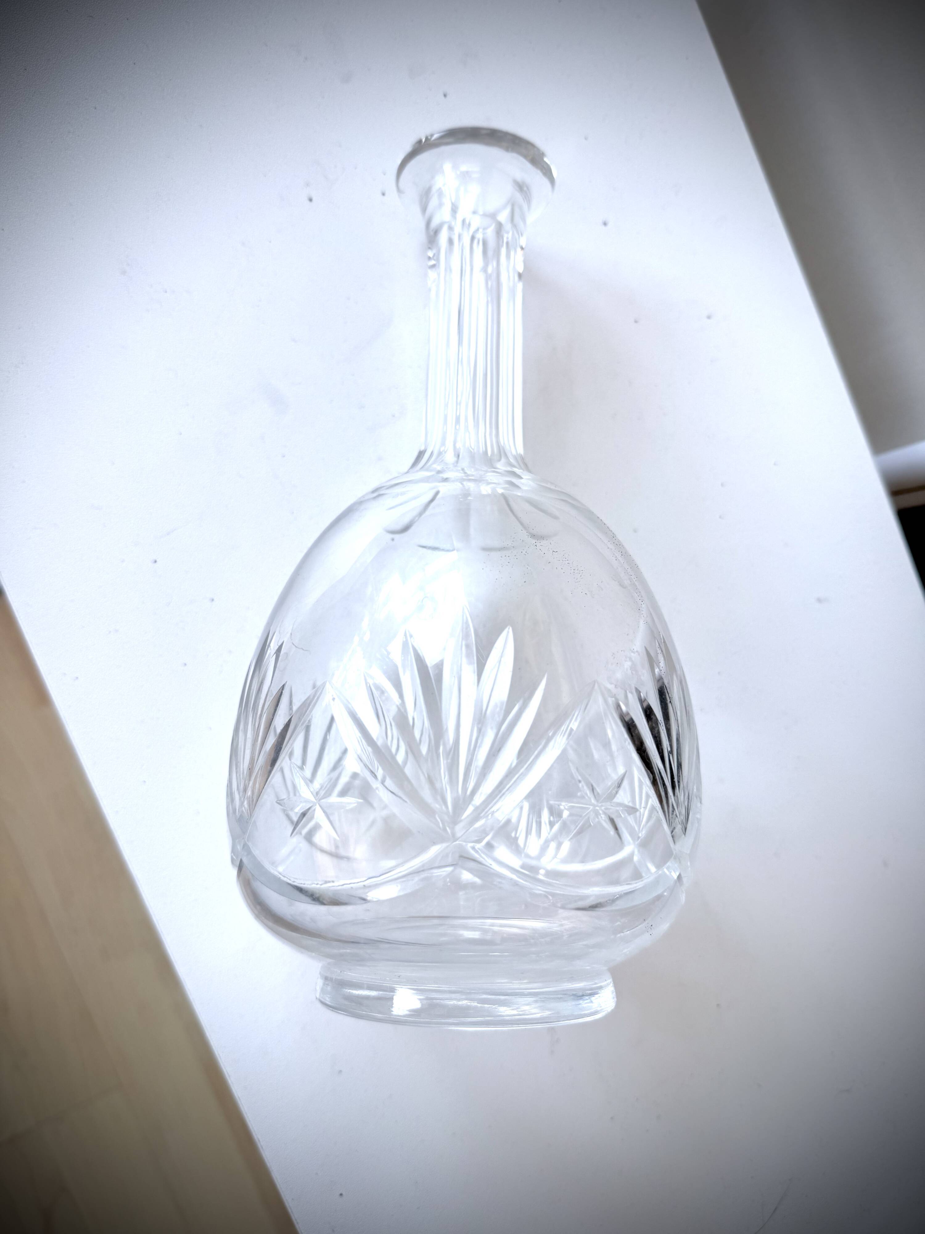 3 carafes en cristal gravé