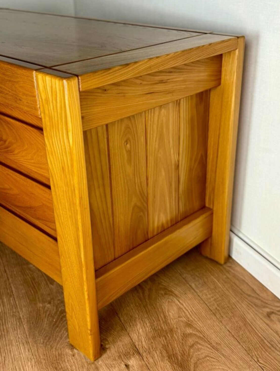 Desk made of solid elm wood