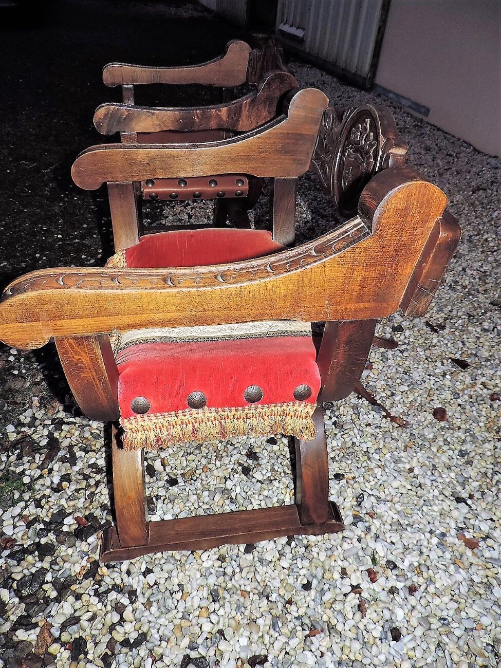 Paire de fauteuils " Dagobert" de style néo gothique