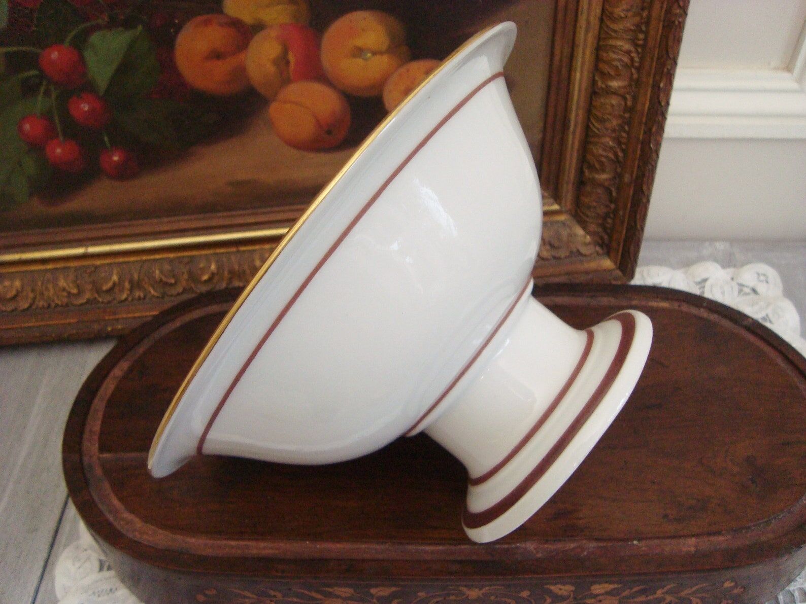 Porcelain standing fruit cup