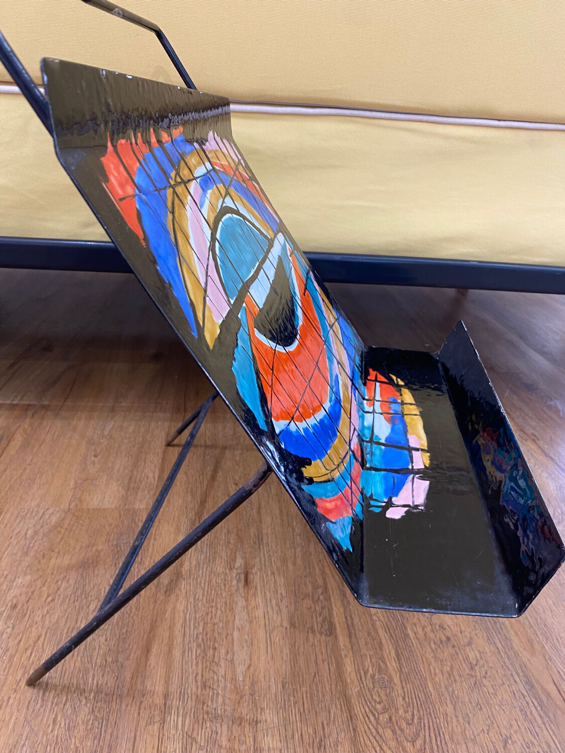Enamelled magazine rack
