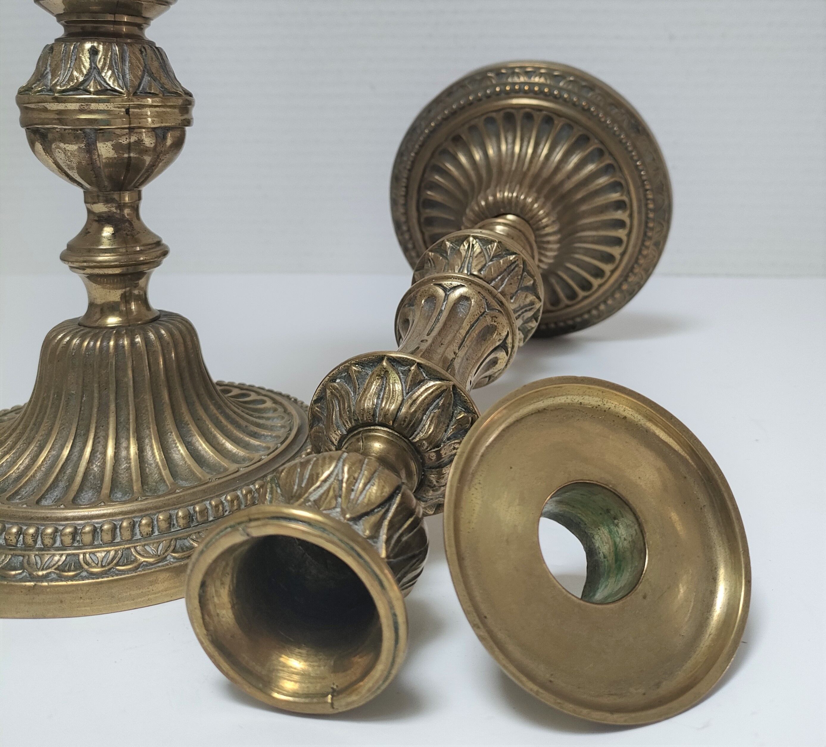 Paire de bougeoirs flambeaux bronze doré patiné style louis xvi époque 19ème