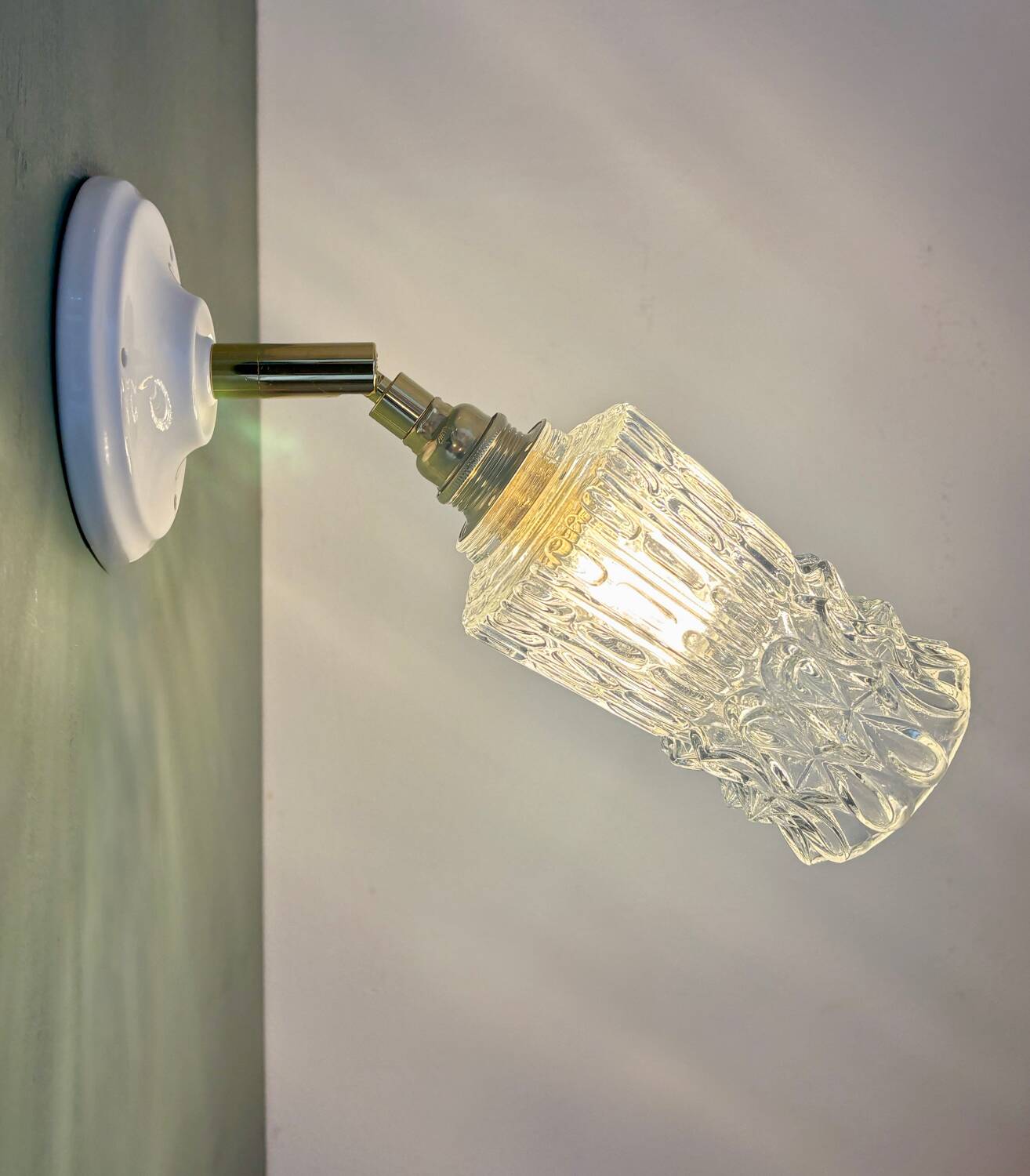 Applique tulipe vintage en verre moulé transparent