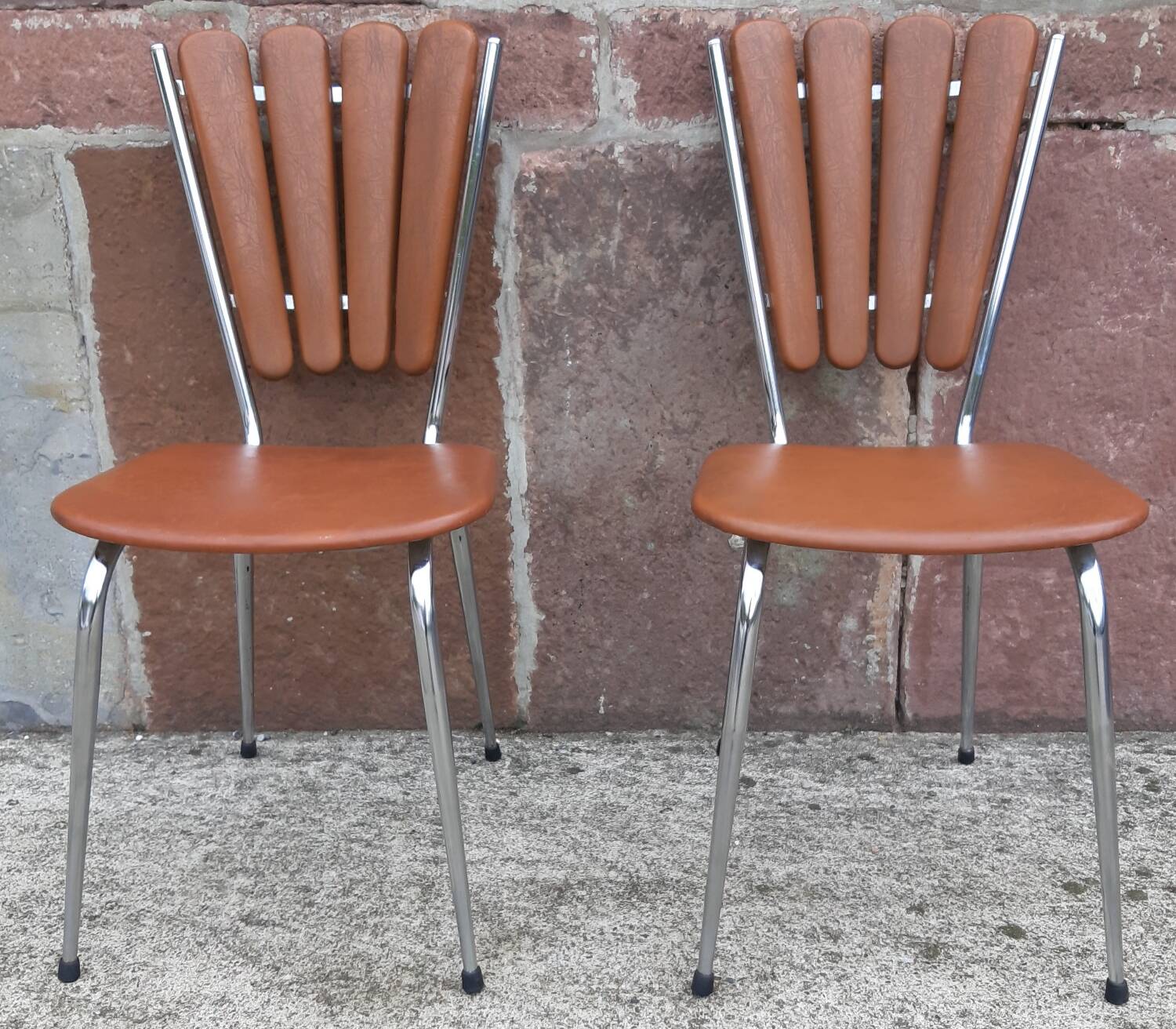 2 “Pétal” chairs from Soudévinyl