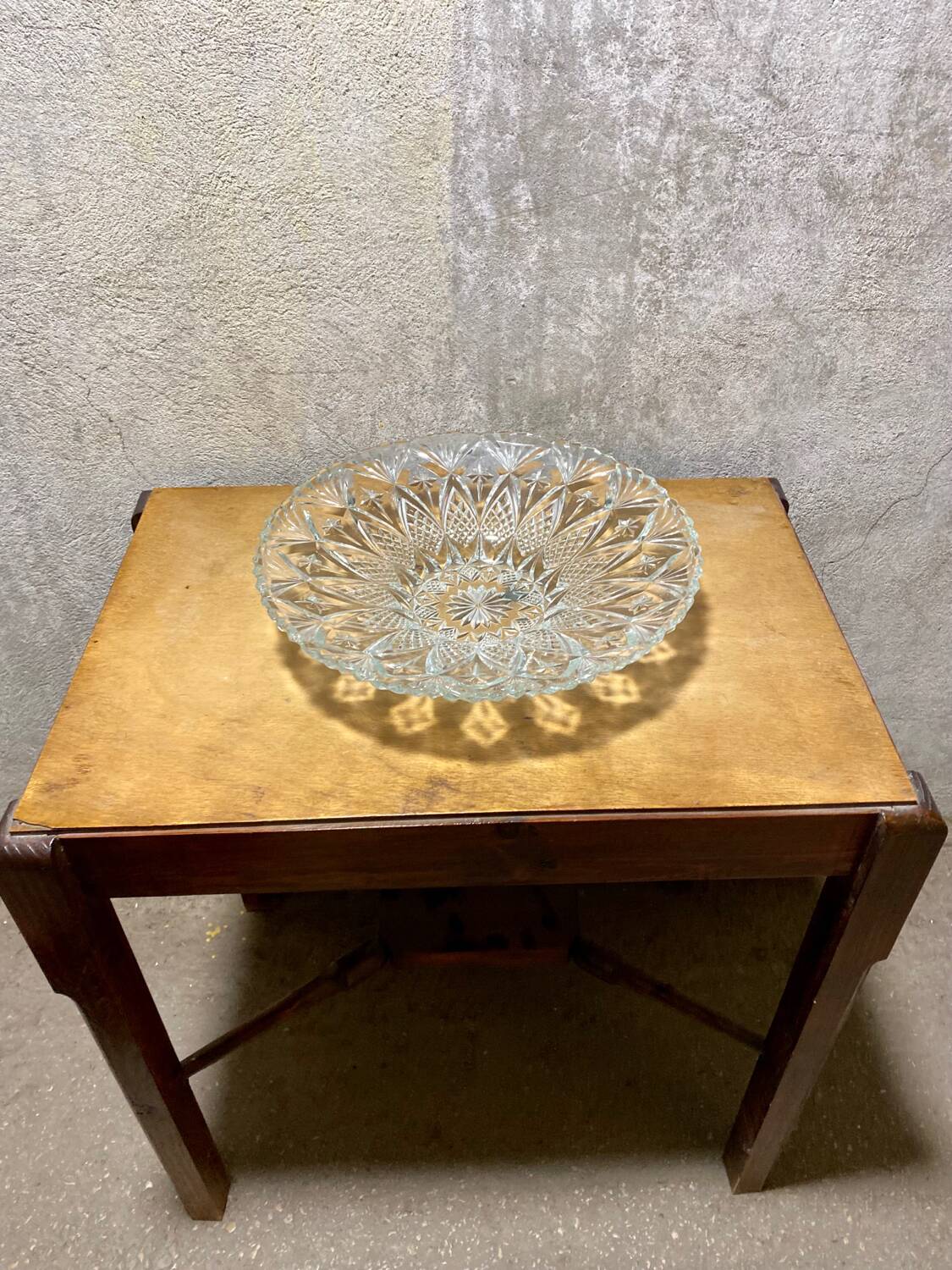 Large presentation bowl in chiseled glass