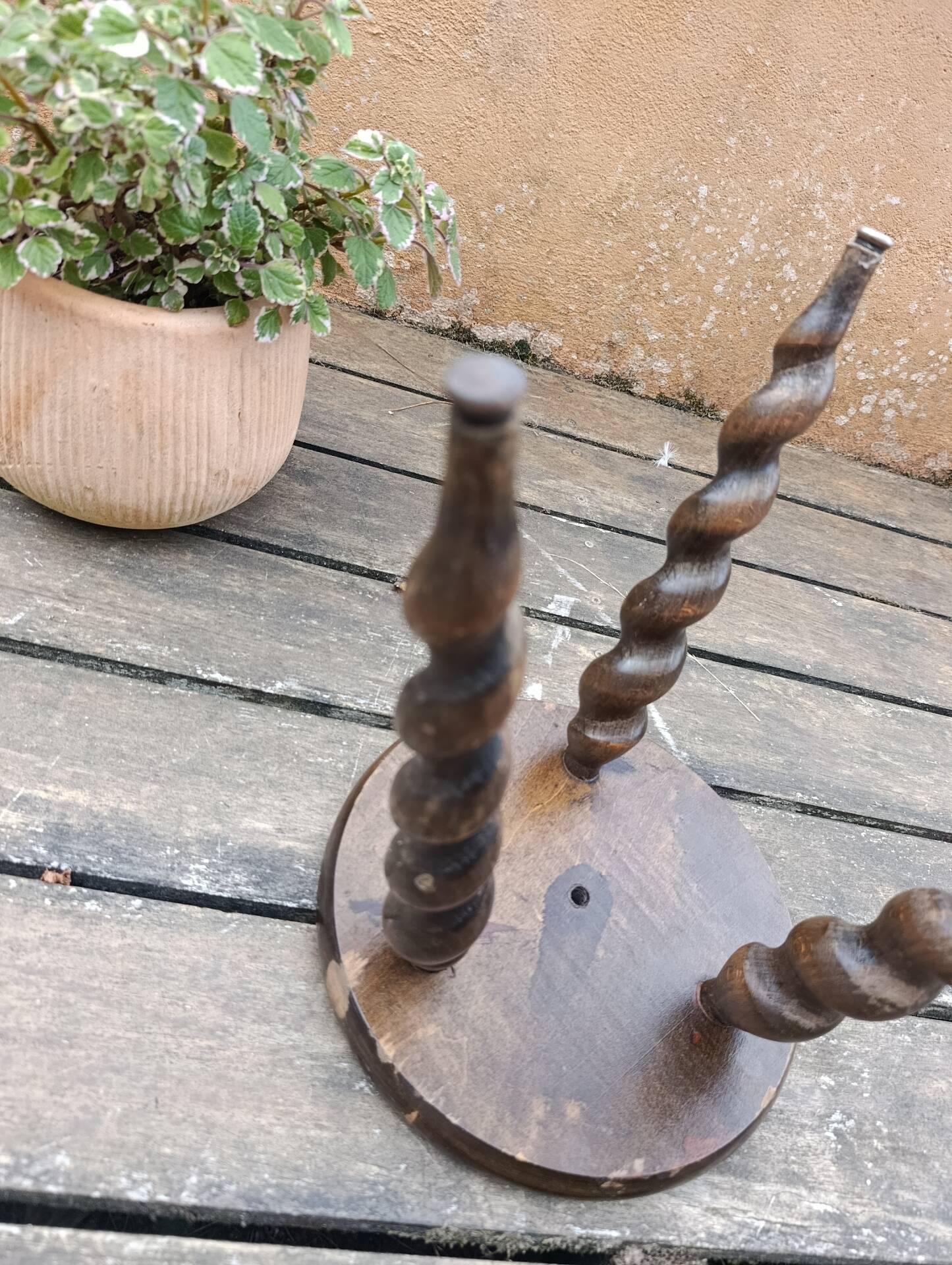 tabouret de ferme tripode brutaliste | pieds torsadés