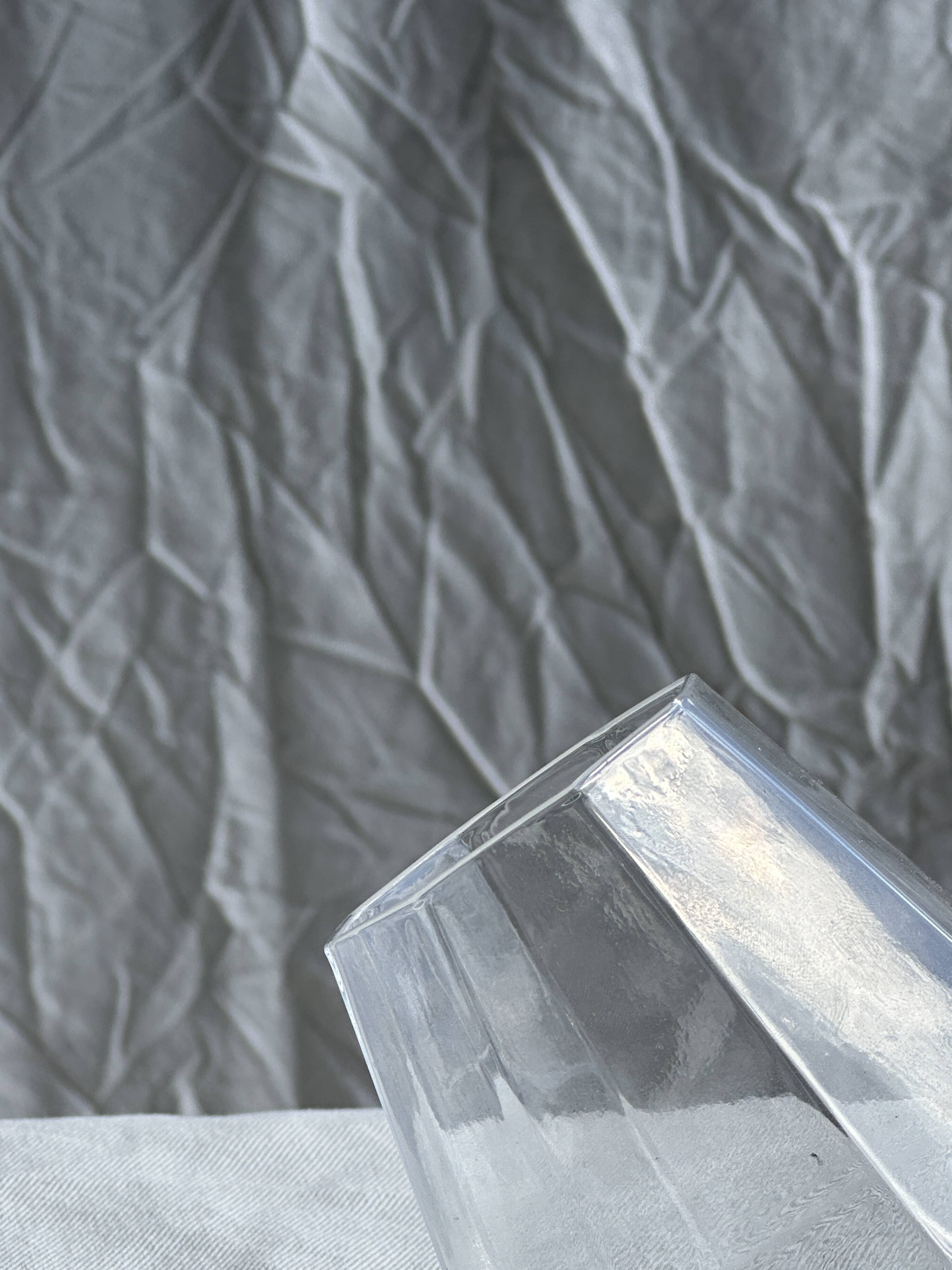 Small geometric carafe with diamond-shaped stopper and its 4 glasses