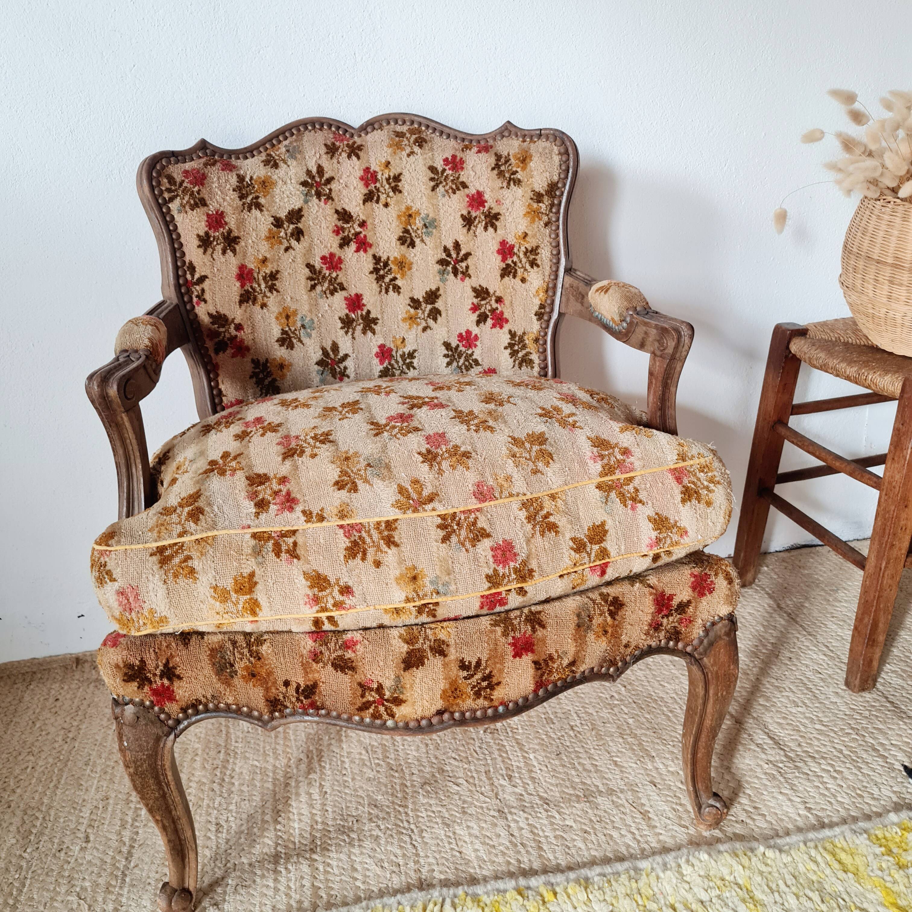 Antique cabriolet armchair in floral velvet – Louis XV style / Retro chic
