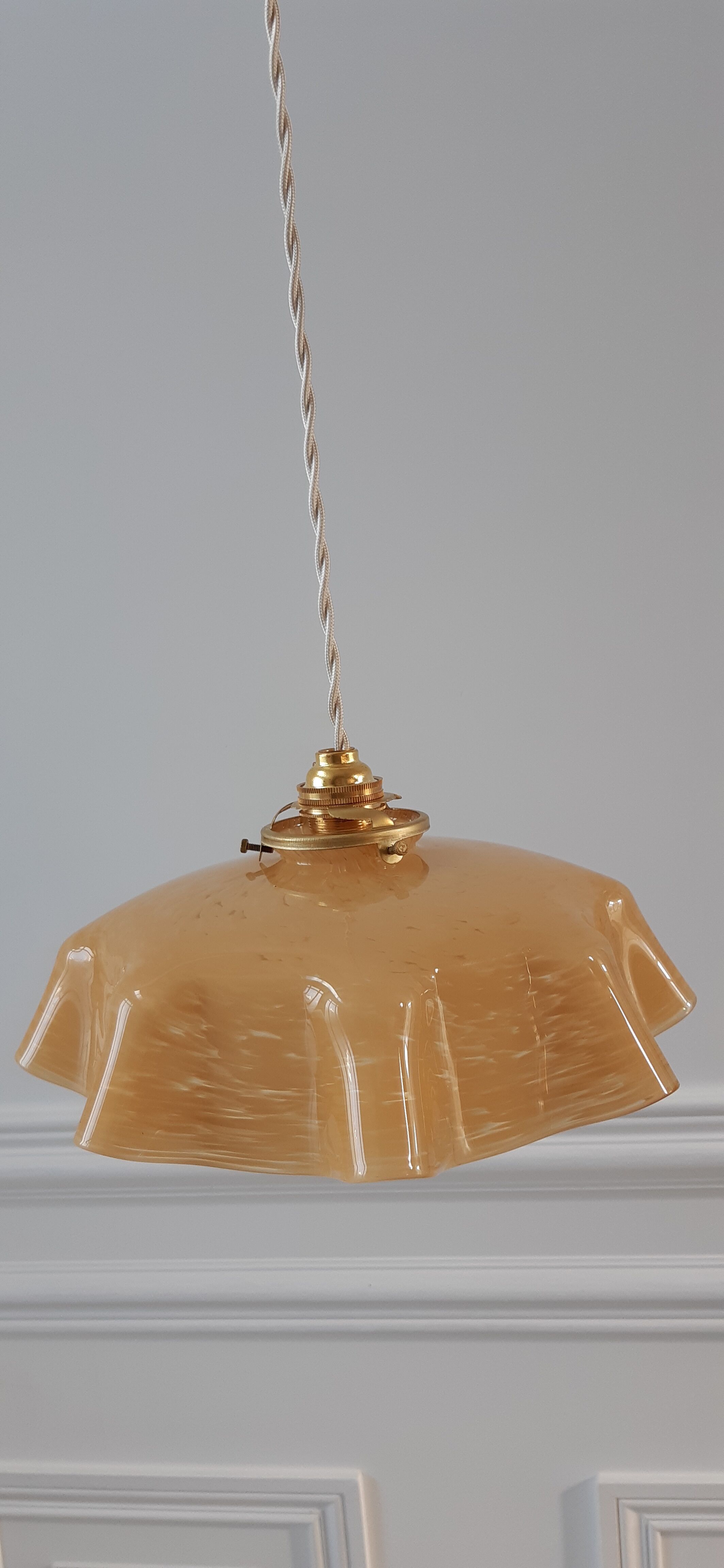 Speckled yellow opaline suspension