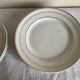 Set of 8 modernist flat plates in fine earthenware with pure gold trim, 1930.