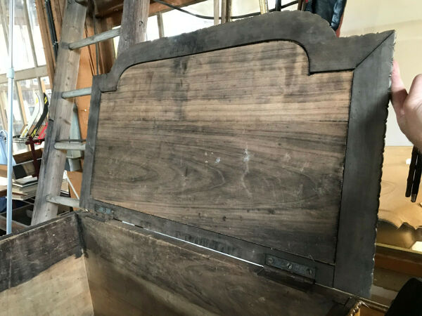 Ancien coffre en bois et velours jaune