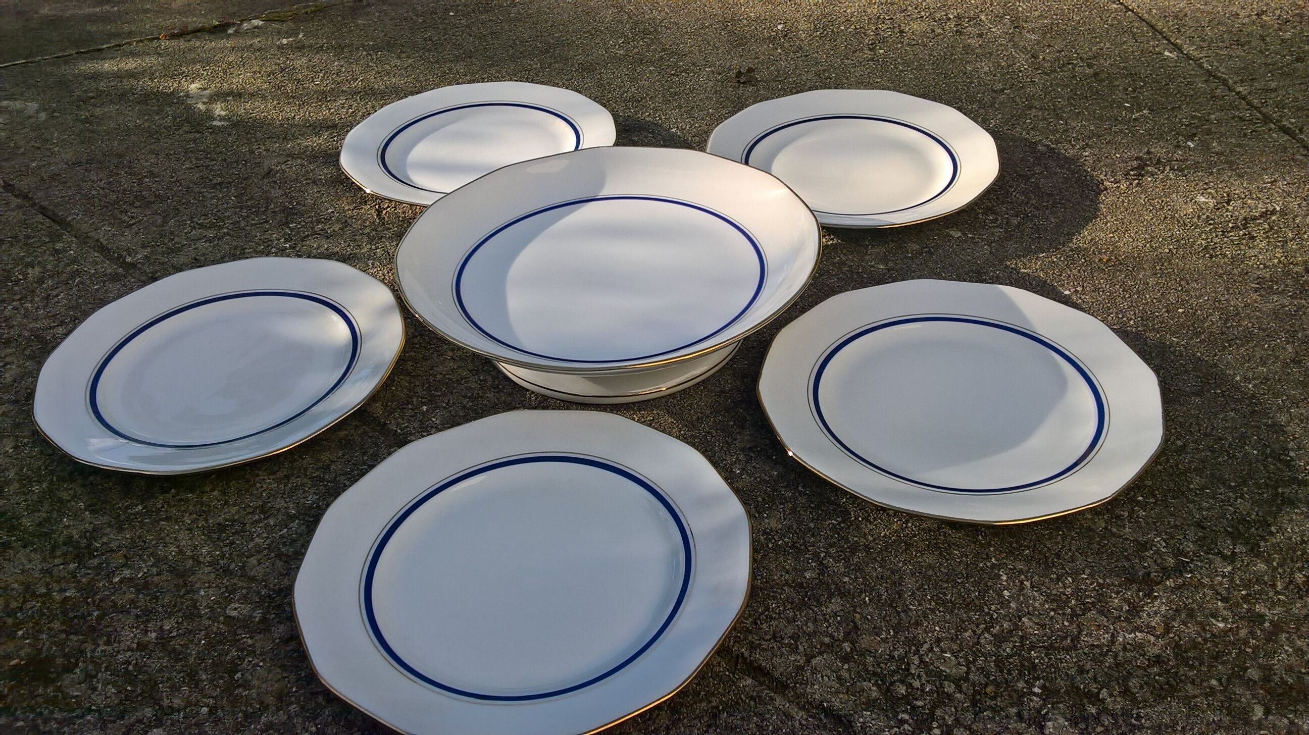 Assiettes et plat à dessert en porcelaine Massé Surget