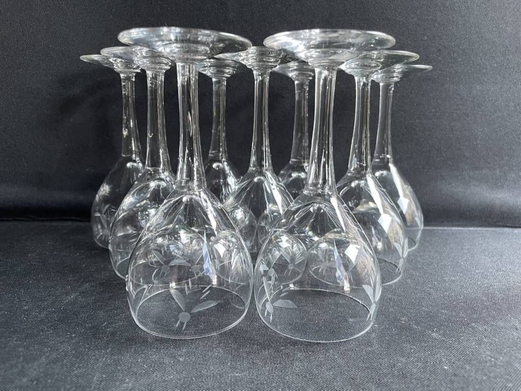 9 Blown glass wine glasses with cut bee decoration – Verrerie Thouvenin Vierzon