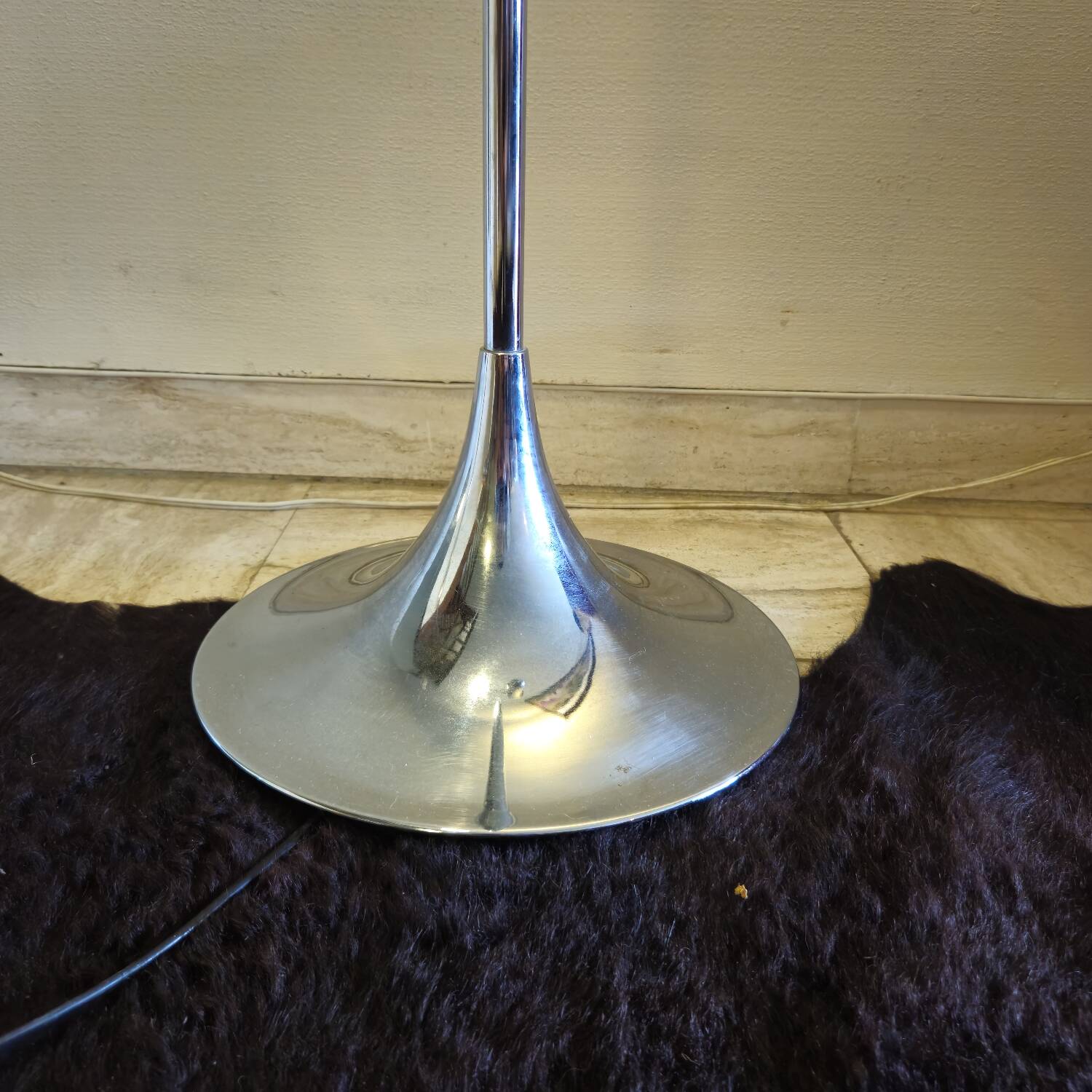 Eyeball floor lamp with tulip base