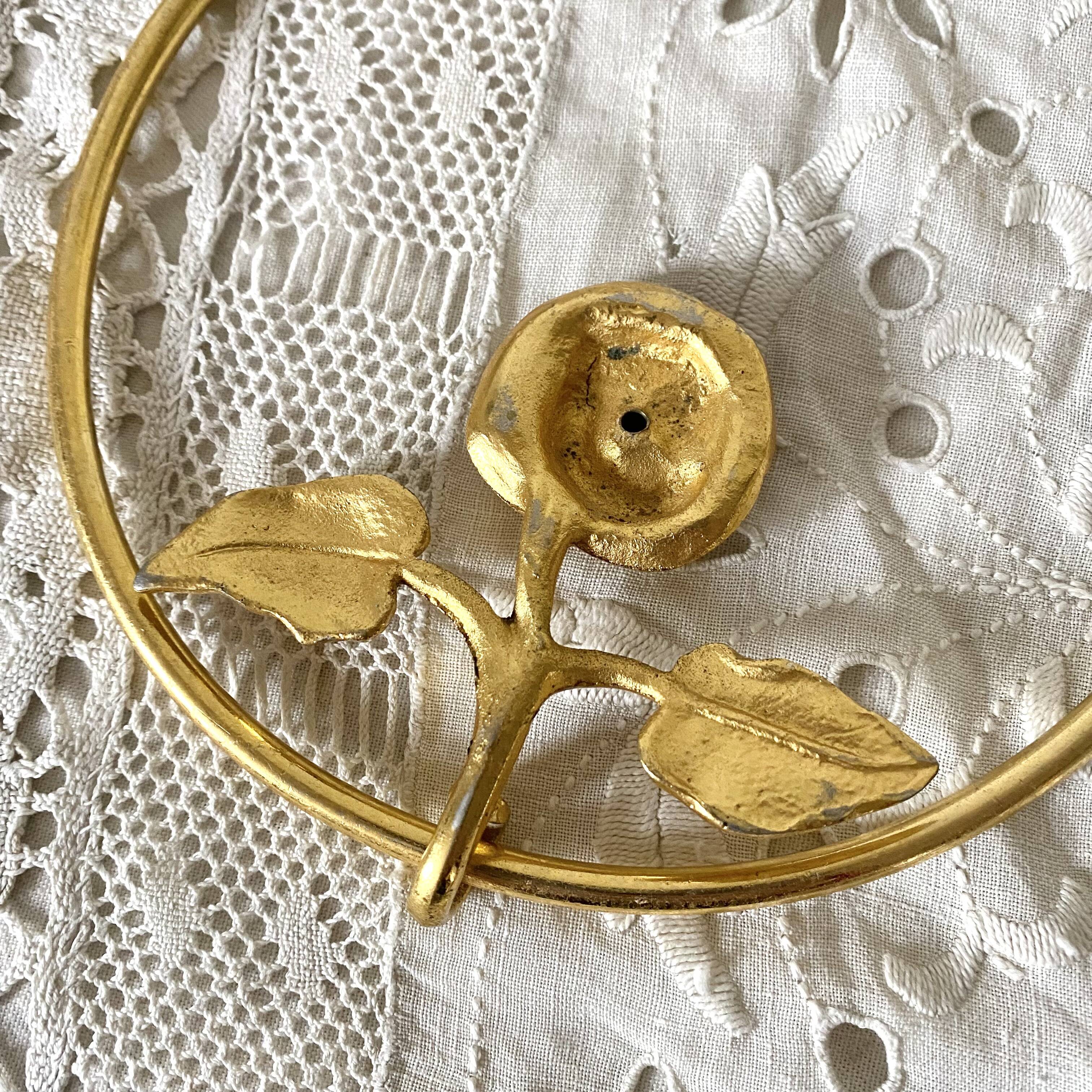 Gold ring towel holder, pink metal