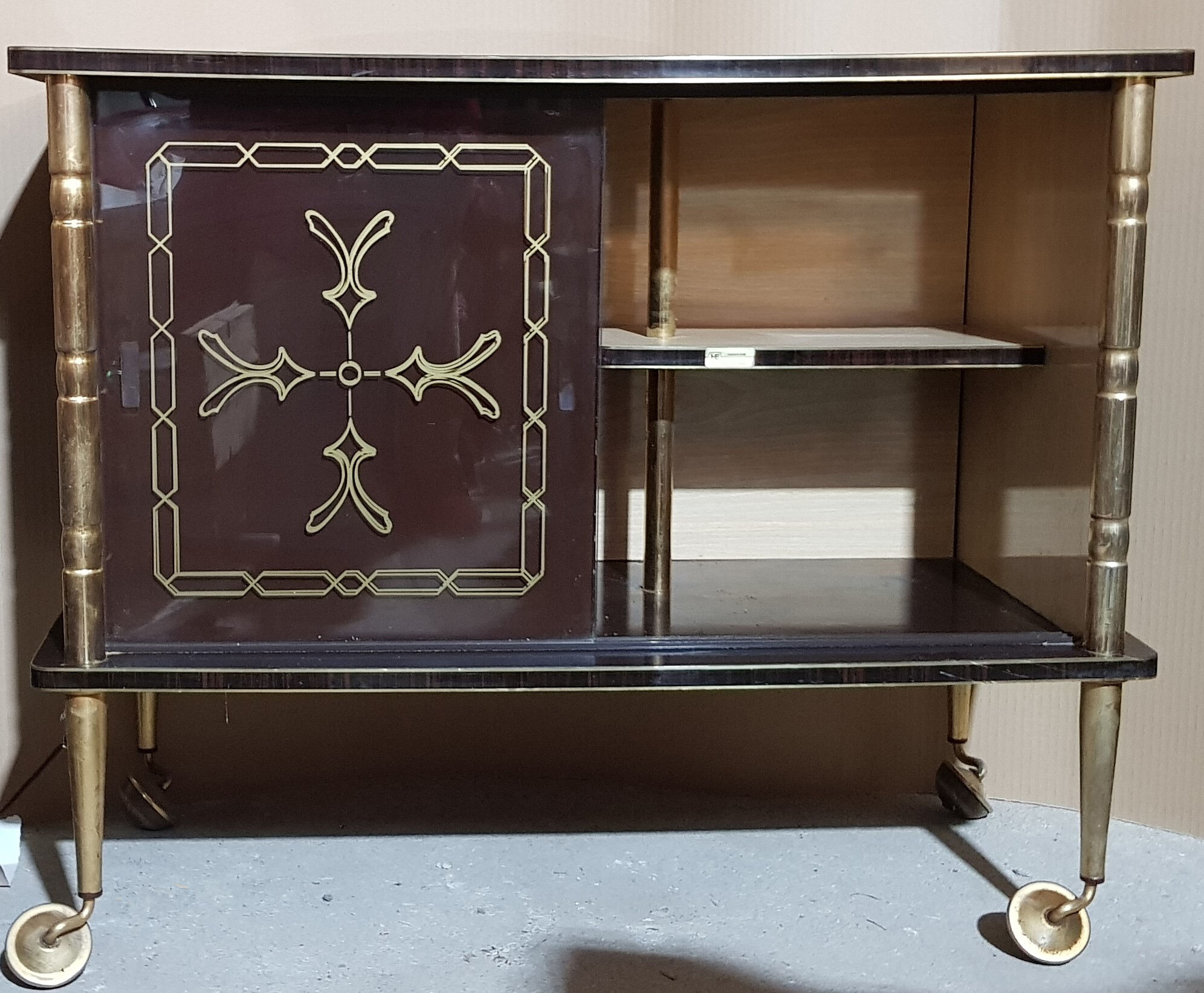 Vitrine meuble bar sur roulettes vintage