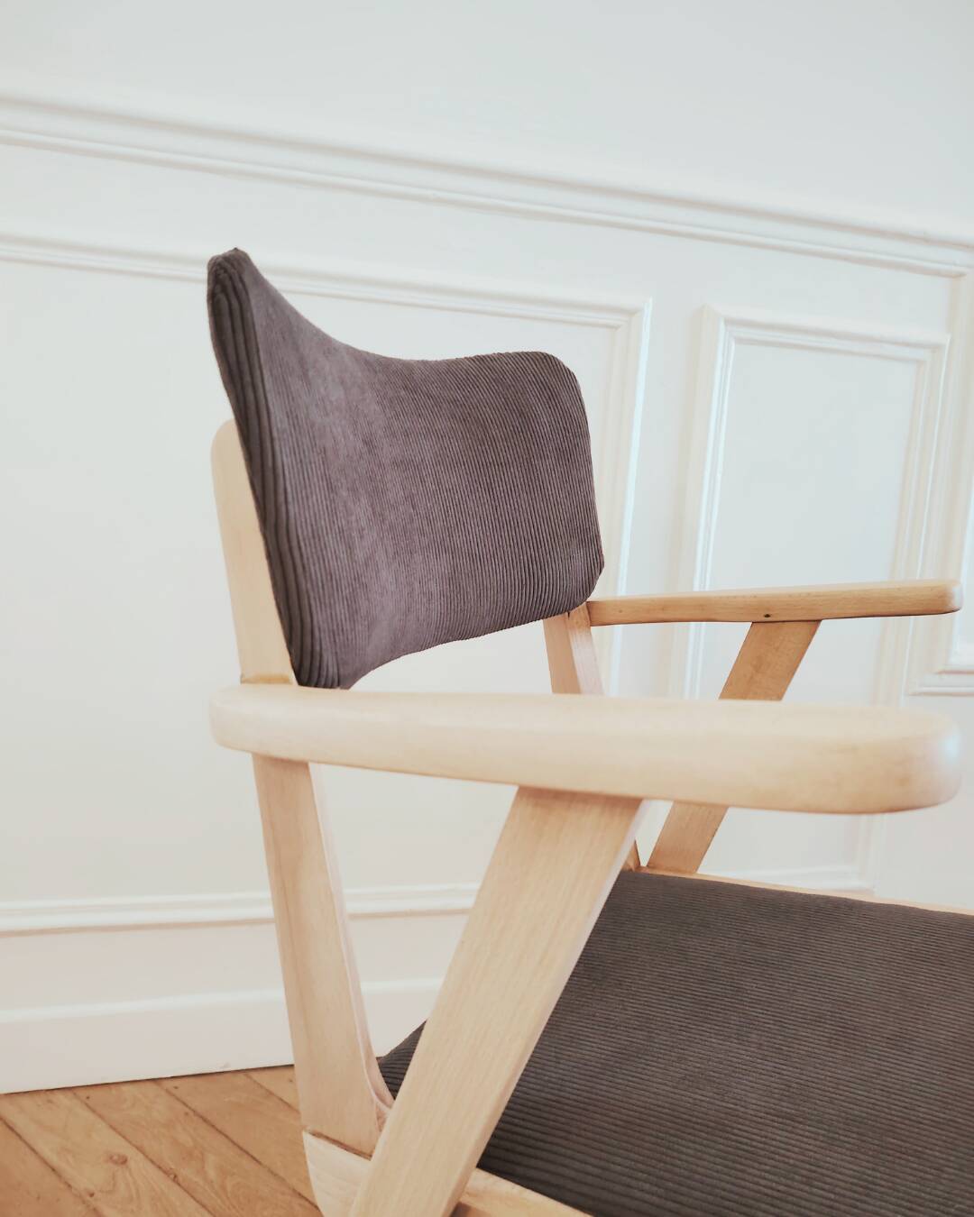 Renovated vintage armchair, bridge from the 1950s.