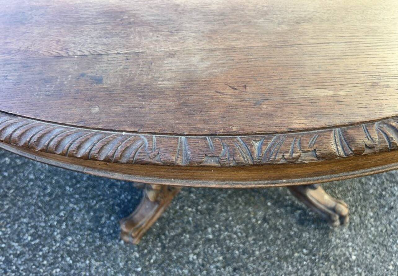 Oval hunting table in solid wood with dragon decoration.
