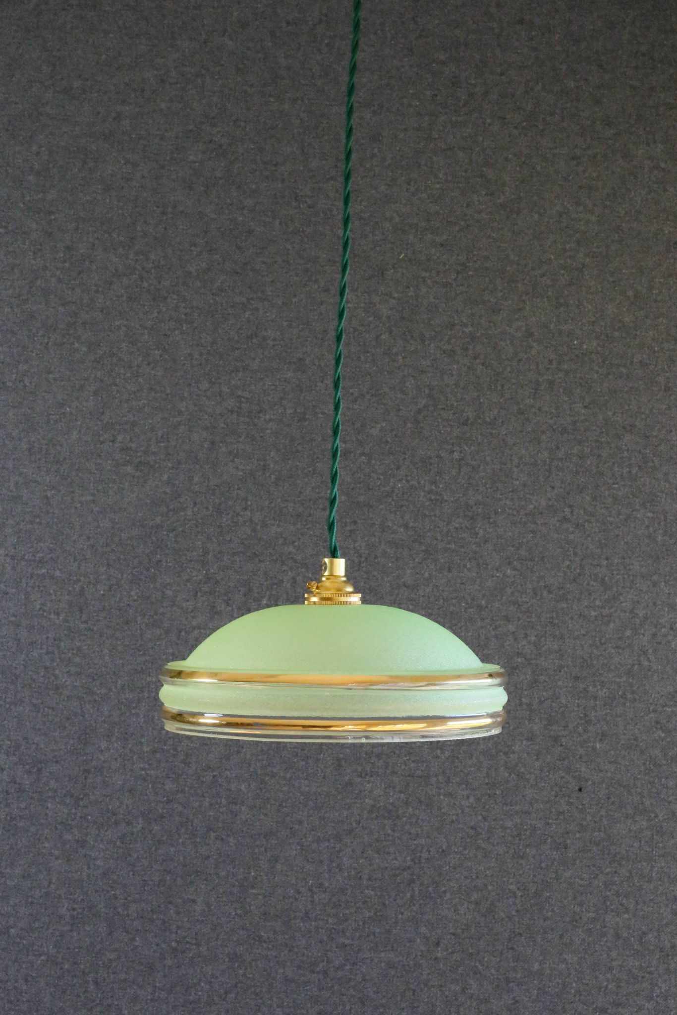 Suspension ancienne années 40 en verre granité vert avec filets dorés, douille et cable neufs
