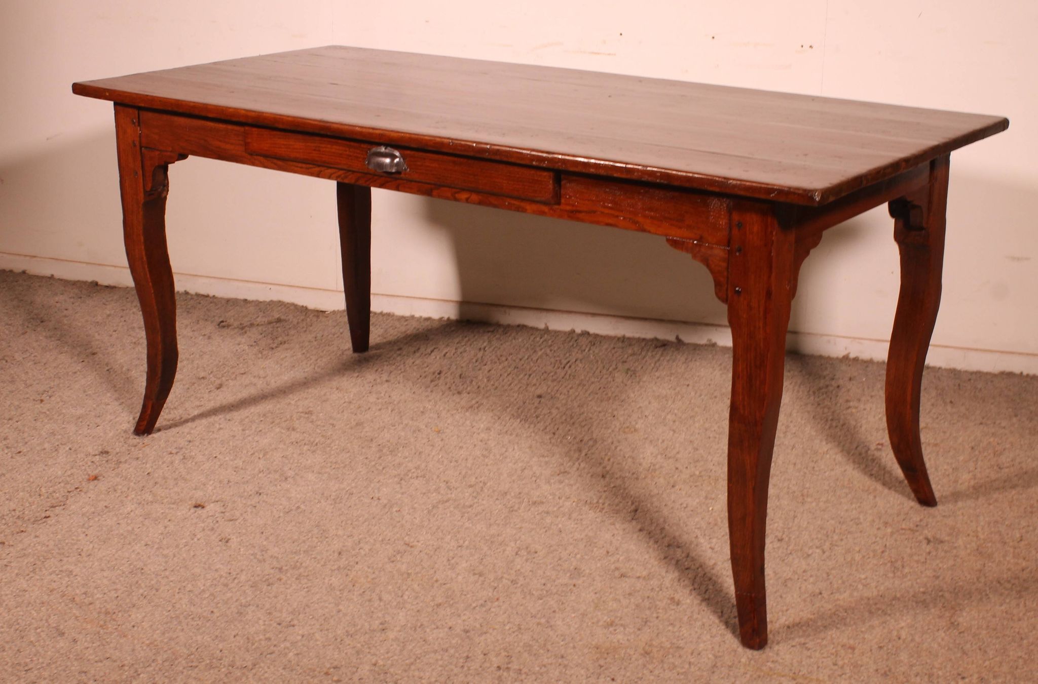 Louis XV table in oak, late 18th century.