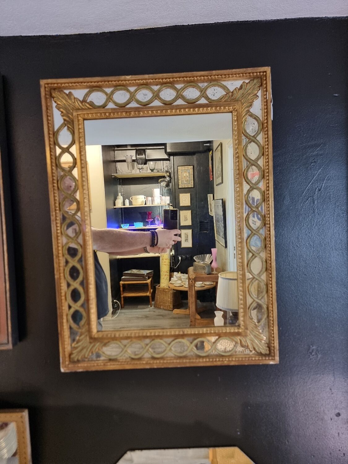 Mirror with parecloses