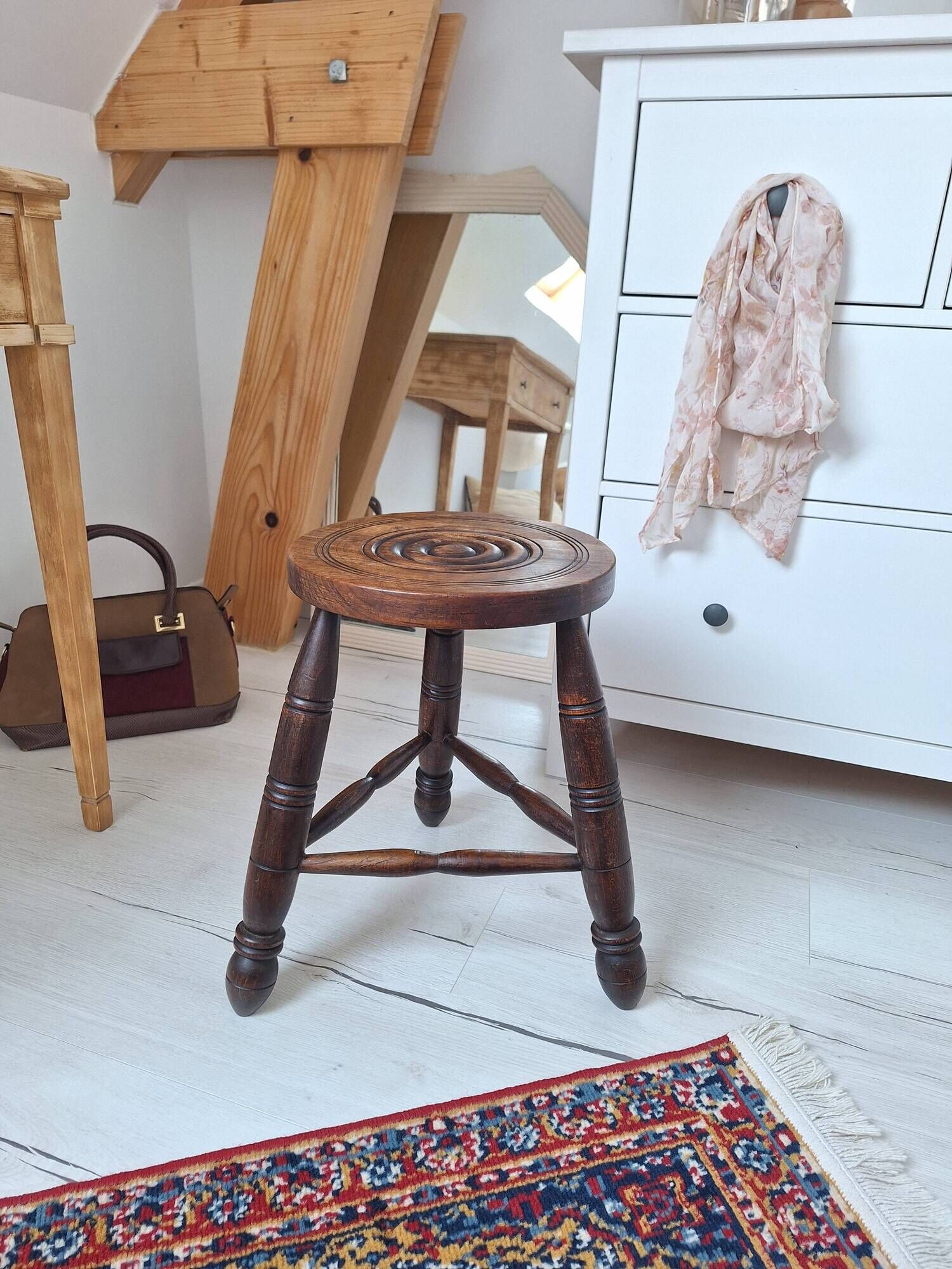 Tabouret tripode en bois massif