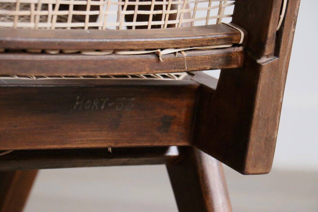 Chaises longues Pierre Jeanneret PJ-SI-29-A en teck et en rotin, années 1950.