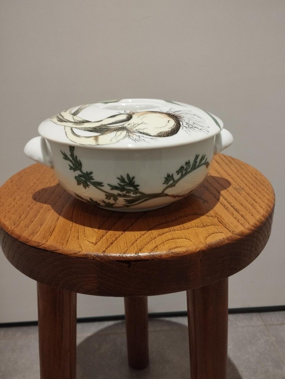 Dish with its lid in Paris porcelain