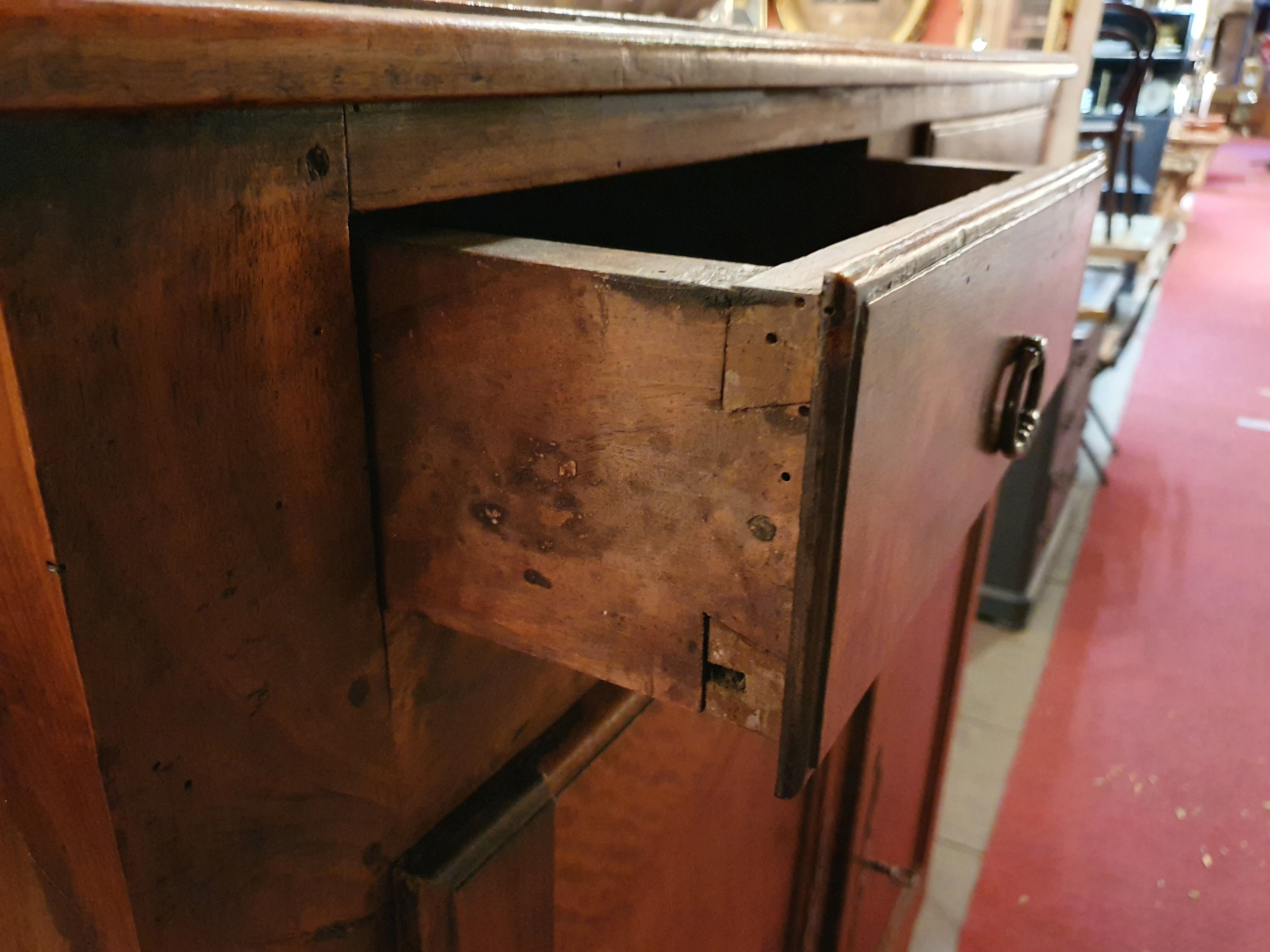 Buffet at the height of support period 18th in walnut