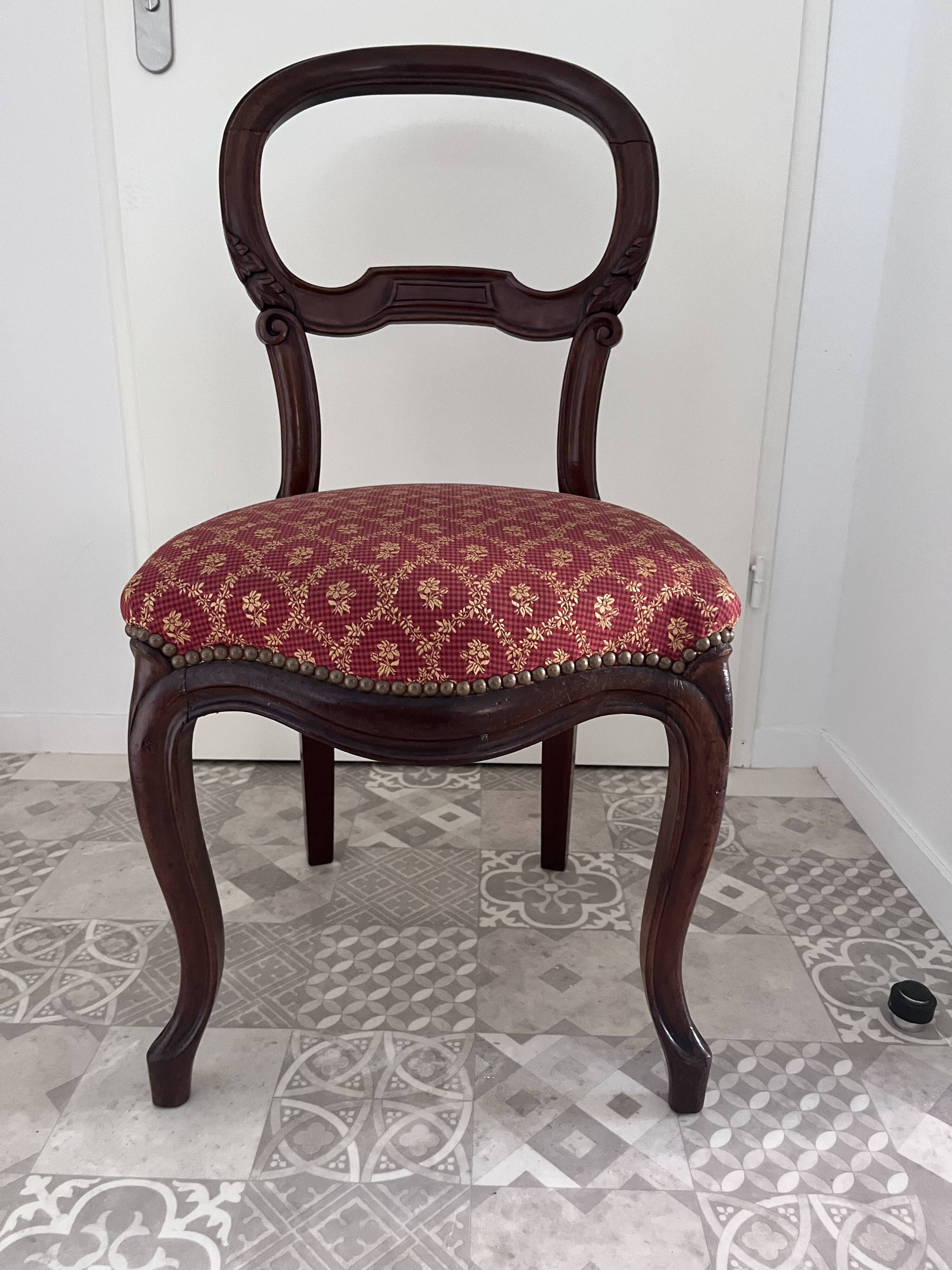 Chaise ancienne capitonnée