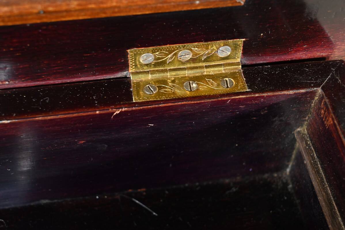 Small Middle Worker in Pear and Amboyna, Napoleon III period – Mid-19th century