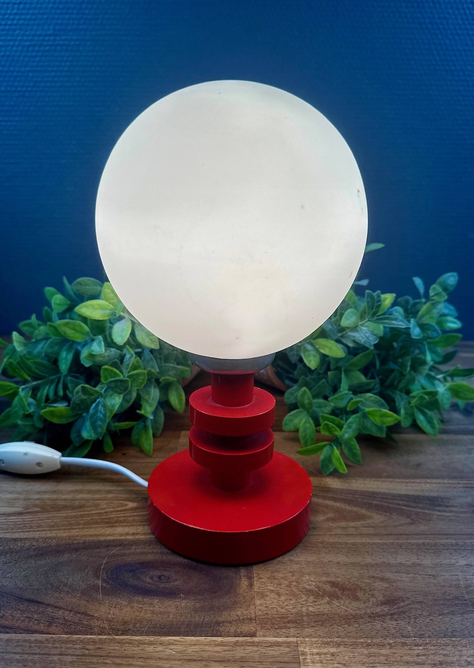 Vintage globe bedside lamp – red lacquered wooden base
